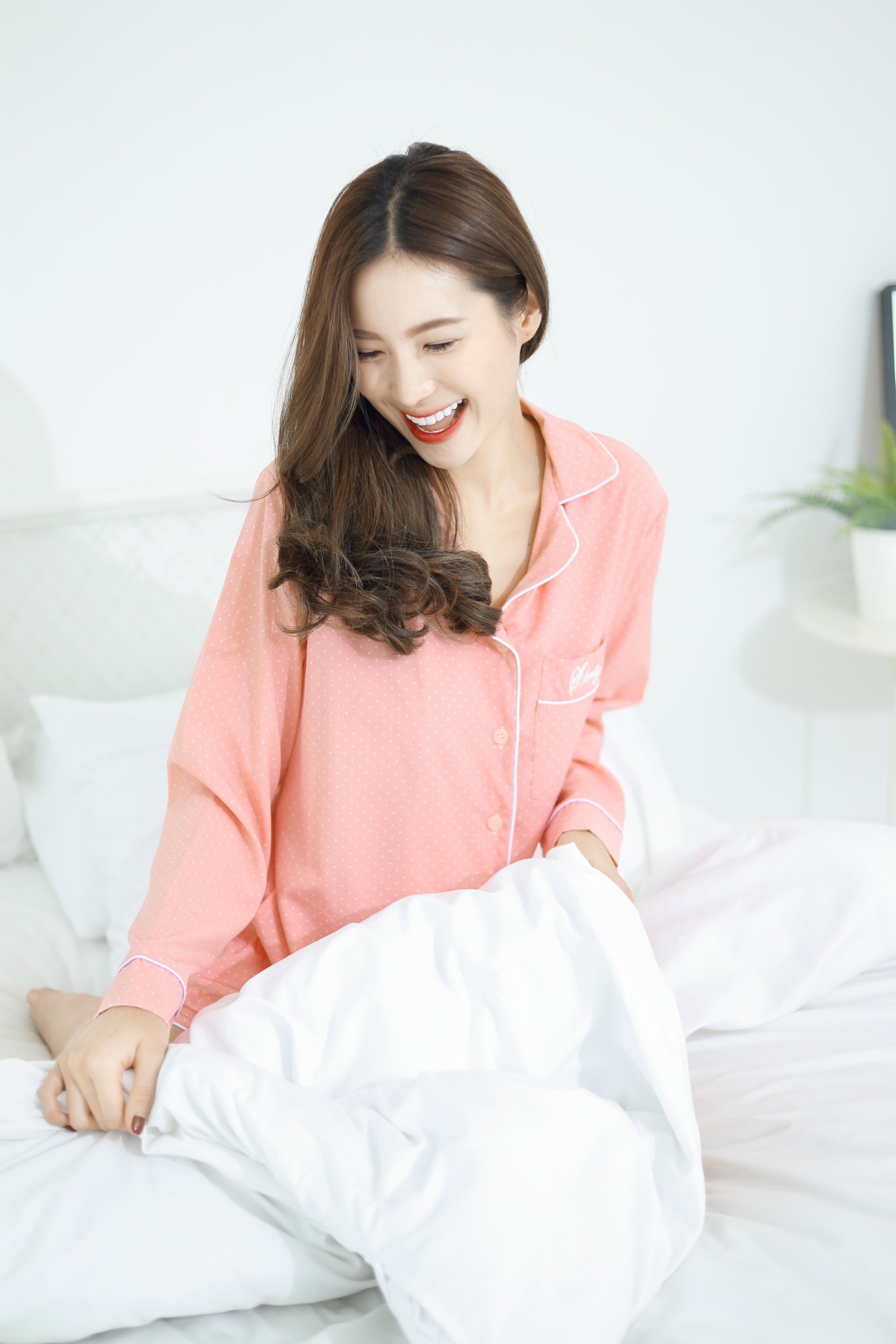 ชุดนอน Premium i Silk ลายจุด สีพีช ชุดนอนแขนยาวขาสั้น เนื้อนิ่ม ส่งไว ตัดเย็บดีมาก แบรนด์ Sleeping Beauty ของแท้ ชุดนอนผู้หญิง