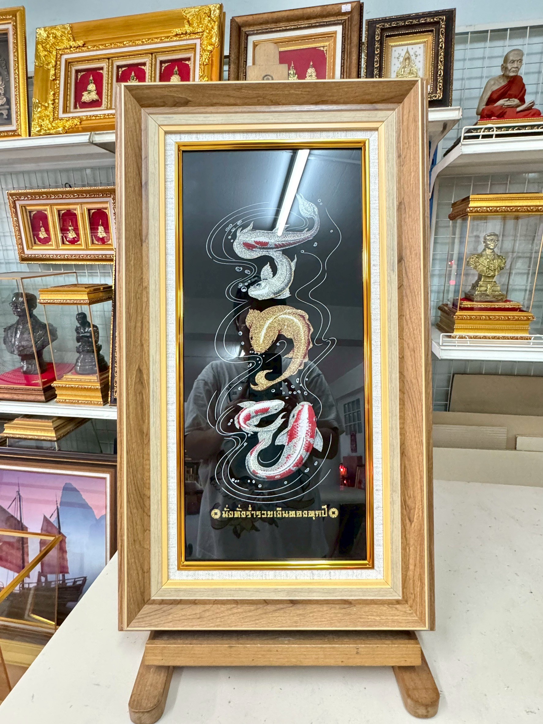ผ้าพิมพ์ลายมงคล ปลาว่ายเป็นคำว่า รวย บนพื้นกำมะหยี่สีดำ พร้อมกรอบไม้เรียบสีอ่อน สวยงาม ขนาด 15*25 นิ้ว ของขวัญ ของขวัญมงคล ของขวัญปีใหม่ ของที่ระลึกมอบผู้ใหญ่ ของขวัญเปิดร้าน ของเเต่งบ้านมงคล ของขวัญขึ้นบ้านใหม่ โอกาสสำคัญต่าง ๆ เสริมสิริมงคล สำเนา