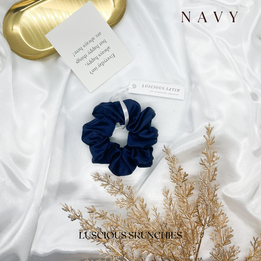 ยางมัดผม สี NAVY ทำจาก Luscious Satin ยางรัดผม เนื้อนุ่มละเอียดเกรดพรีเมี่ยม ไม่ดึงผมจนปวดหัว ถนอมเส้นผม ช่วยให้ผมไม่ขาด