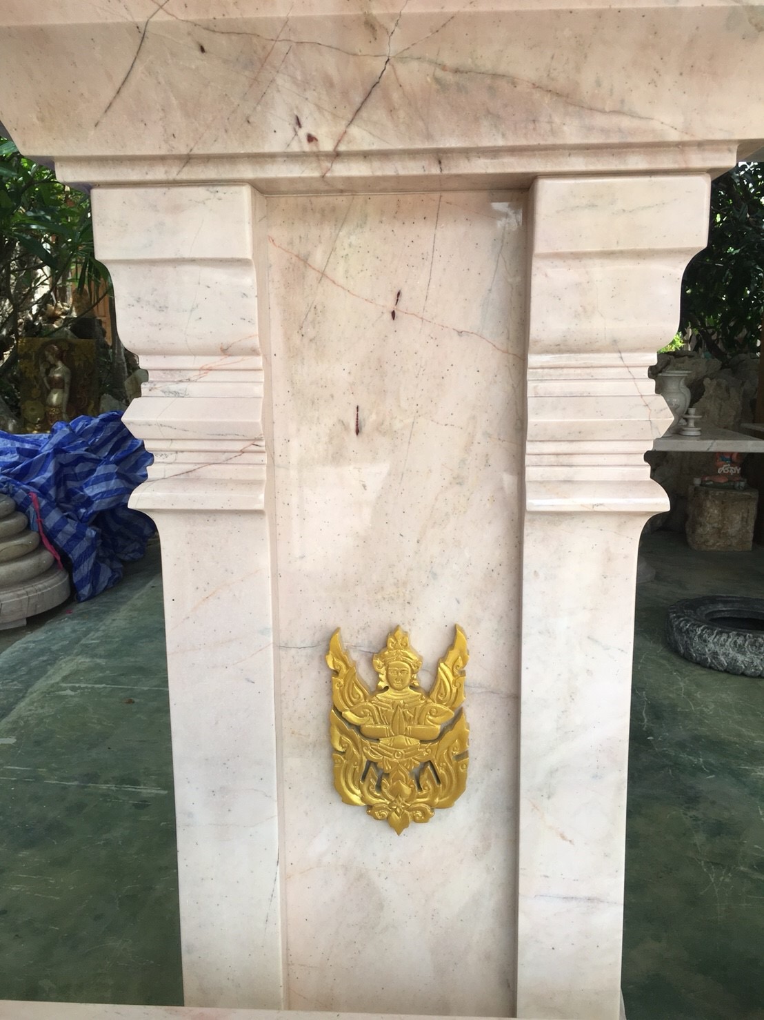 ศาลพระภูมิทรงปราสาทหินอ่อน