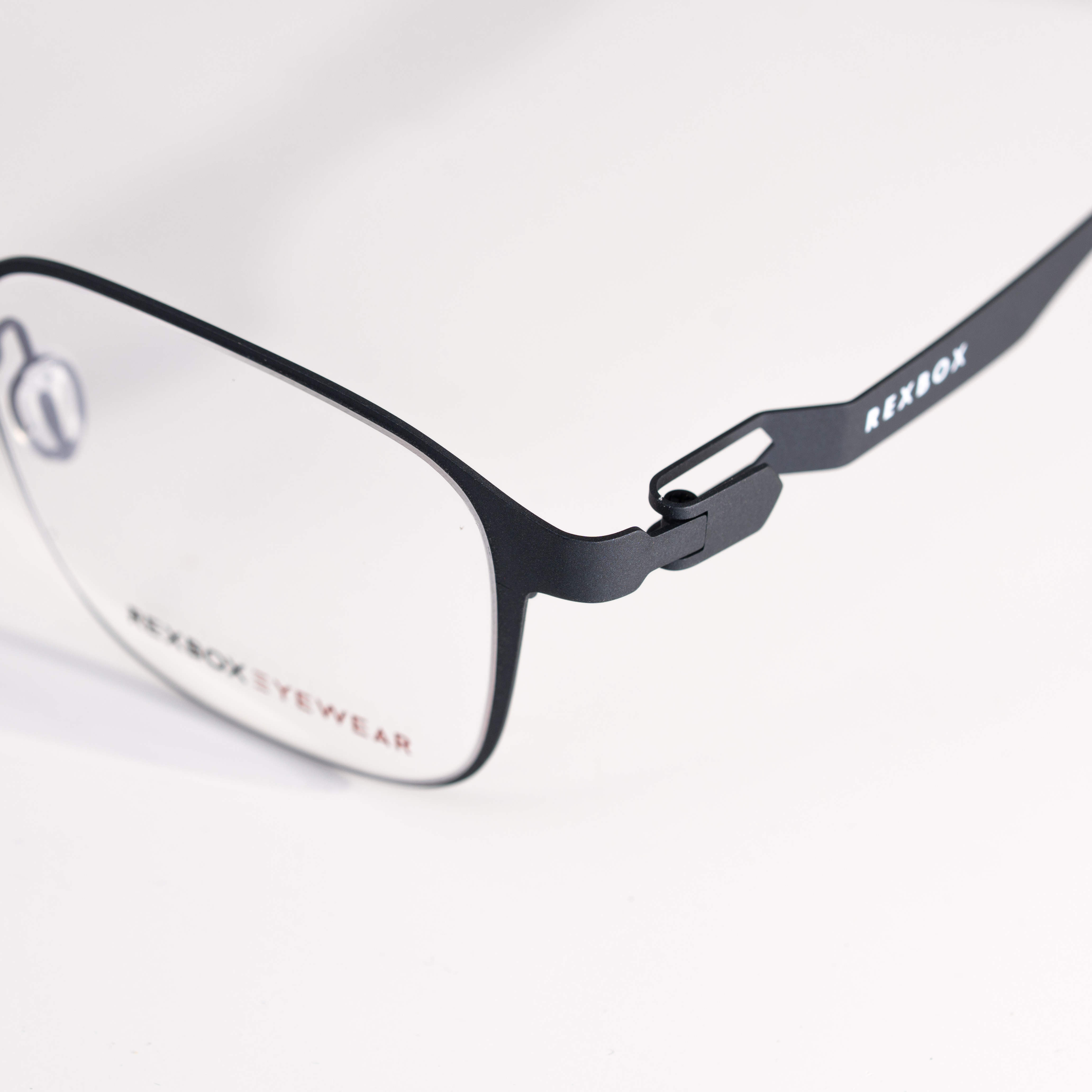 กรอบแว่น REXBOX EYEWEAR รุ่น Forge T2 สี Black วัสดุ Aluminum Alloy มาพร้อมกับคลิปออน Polarized 3 อัน เทาดำ, ฟ้าใล่เฉด, เหลือง