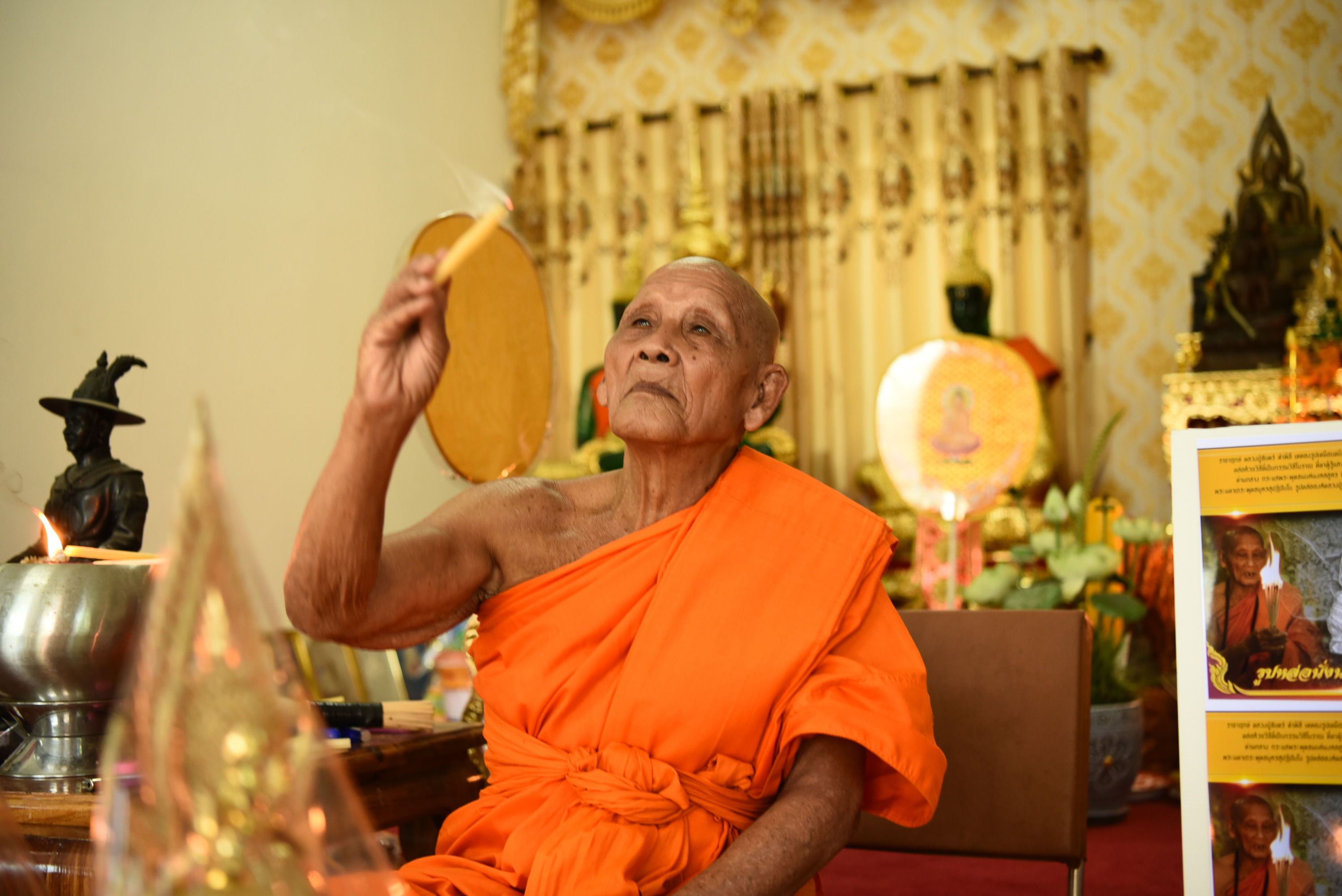 รูปหล่อ หน้าฝรั่ง นั่งบัลลังค์ พญานาคคู่ หลวงปู่จันทร์ วัดซับน้อย