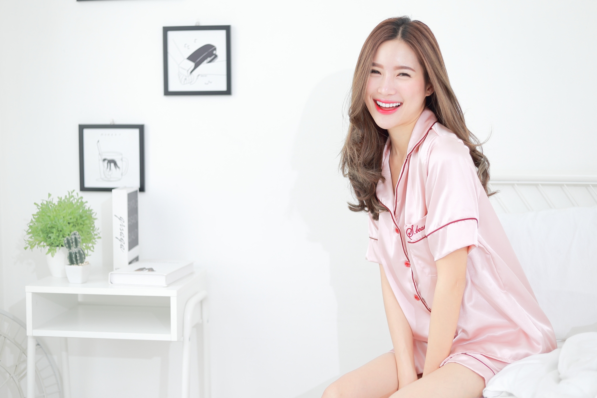 ชุดนอนผ้าซาตินเกรดพรีเมี่ยม สีชานม ชุดนอนแขนสั้นขาสั้น เนื้อนิ่ม ส่งไว ตัดเย็บดีมาก ชุดนอนผู้หญิง ชุดนอนน่ารัก ชุดนอนกางเกง แบรนด์ Sleeping Beauty ของแท้