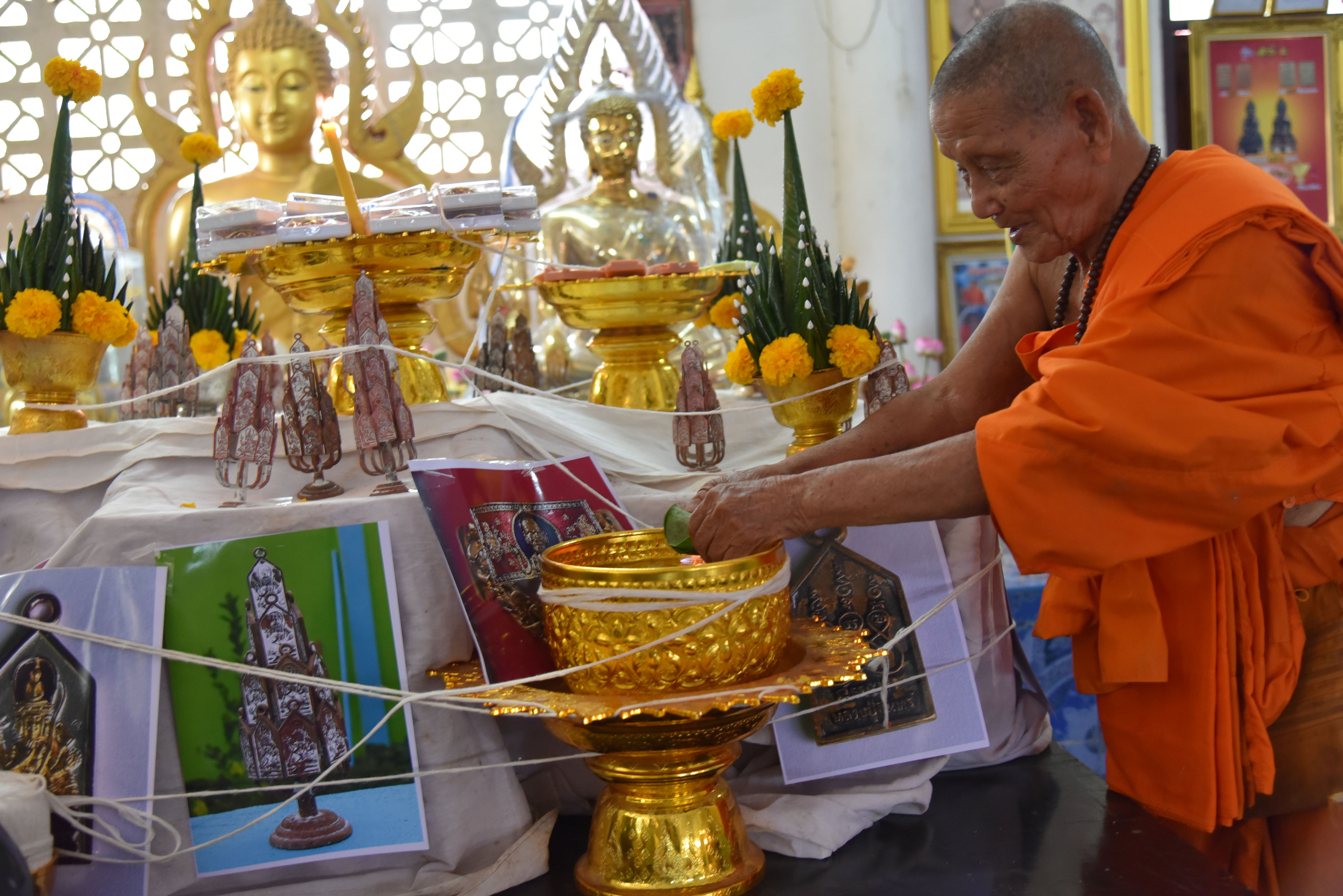พระเหนือพรหม รุ่น๑ เนื้อทองแดงเถื่อนหล่อนำฤกษ์ (1 ช่อ 19 องค์) หลวงปู่จันทร์ วัดซับน้อย