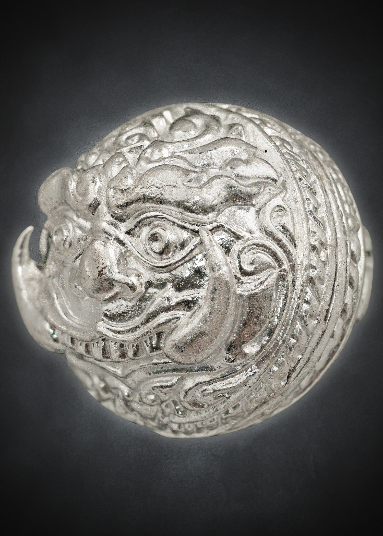 ปรอทกรอเขมรโบราณ รุ่นแรก ทรงพระราหู ( เนื้อเงิน ) โคตรเศรษฐี หลวงตาจักร จารุวณฺโณ ศิษย์ตาเบ๊าะ เหาะเดินได้