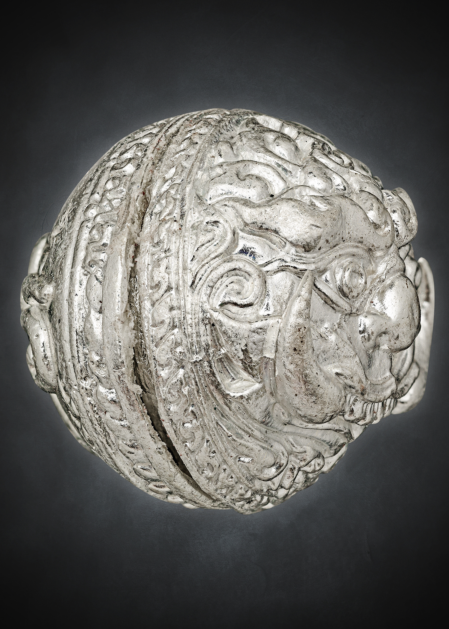 ปรอทกรอเขมรโบราณ รุ่นแรก ทรงพระราหู ( เนื้อเงิน ) โคตรเศรษฐี หลวงตาจักร จารุวณฺโณ ศิษย์ตาเบ๊าะ เหาะเดินได้