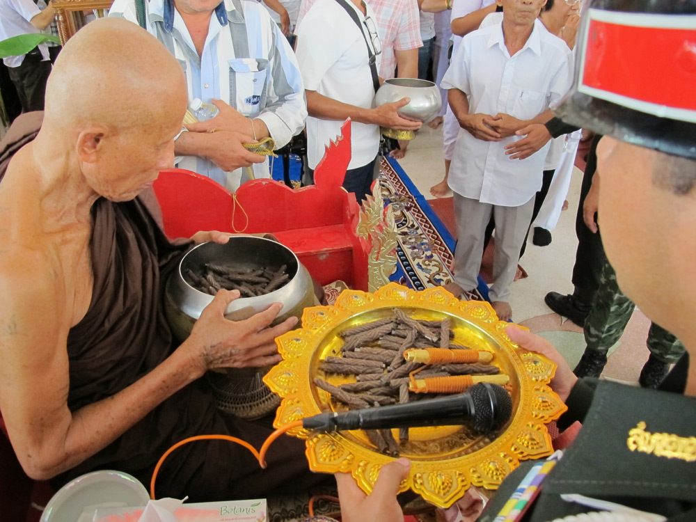 ตะกรุดสมปรารถนารวยทันใจ คงกระพันชาตรี หลวงพ่อเสือดำทำการปลุกเสก หายาก!!!