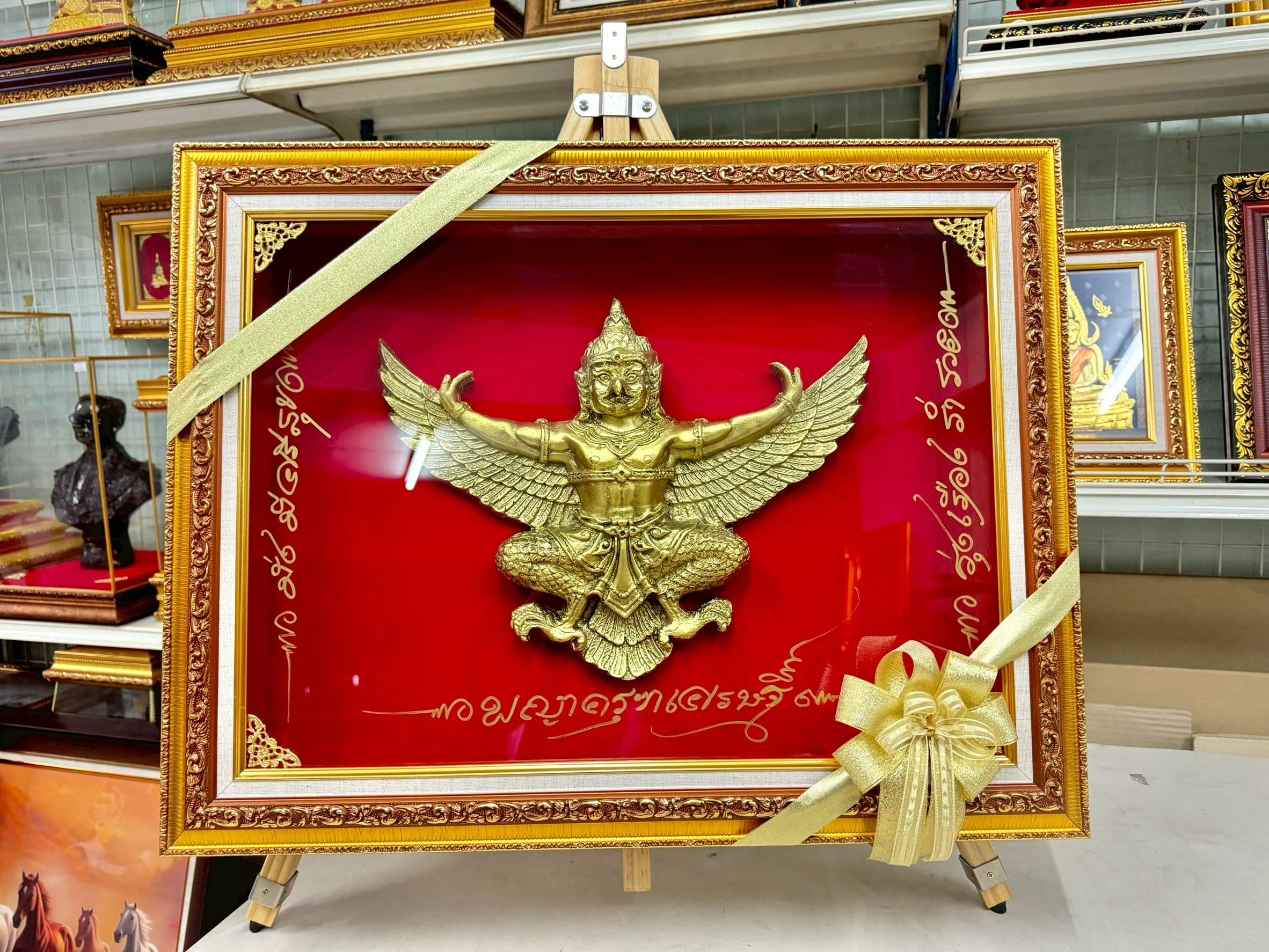 ภาพนูนต่ำ พญาครุฑ งานปัดทอง ประดับบนกำมะหยี่แดง พร้อมกรอบ ขนาด17*23 นิ้ว ของขวัญ ของขวัญมงคล ของขวัญปีใหม่ ของที่ระลึกมอบผู้ใหญ่ ของขวัญเปิดร้าน ของขวัญขึ้นบ้านใหม่ โอกาสสำคัญต่าง ๆ เสริมสิริมงคล บารมี สำเนา