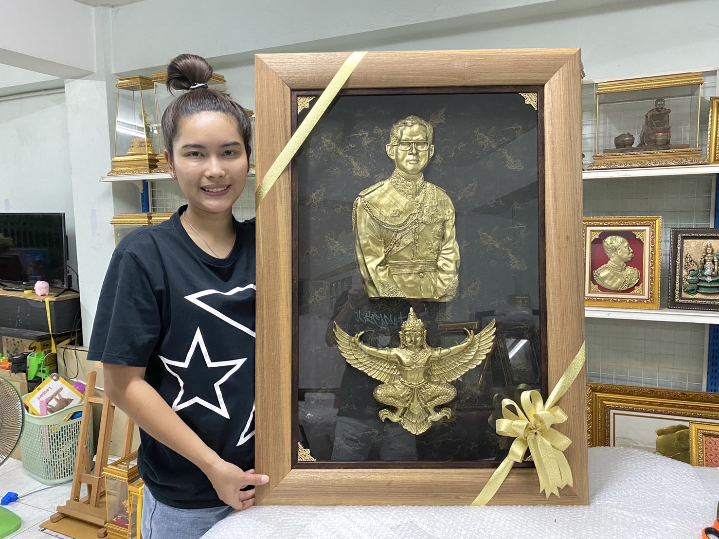 รูปหล่อนูนต่ำ พระพักตร์ พระภัทรมหาราช (ในหลวง รัชกาลที่ ๙) ทรงเครื่อง และพยาครุฑ พร้อมกรอบ **ไม้สัก** (กว้าง 28 นิ้ว*สูง 37 นิ้ว) งดงาม ทรงคุณค่า ของขวัญ ของขวัญมงคล ของที่ระลึกมอบผู้ใหญ่ ของขวัญเปิดร้าน ของขวัญขึ้นบ้านใหม่ โอกาสสำคัญต่าง ๆ เสริมสิริมงคล