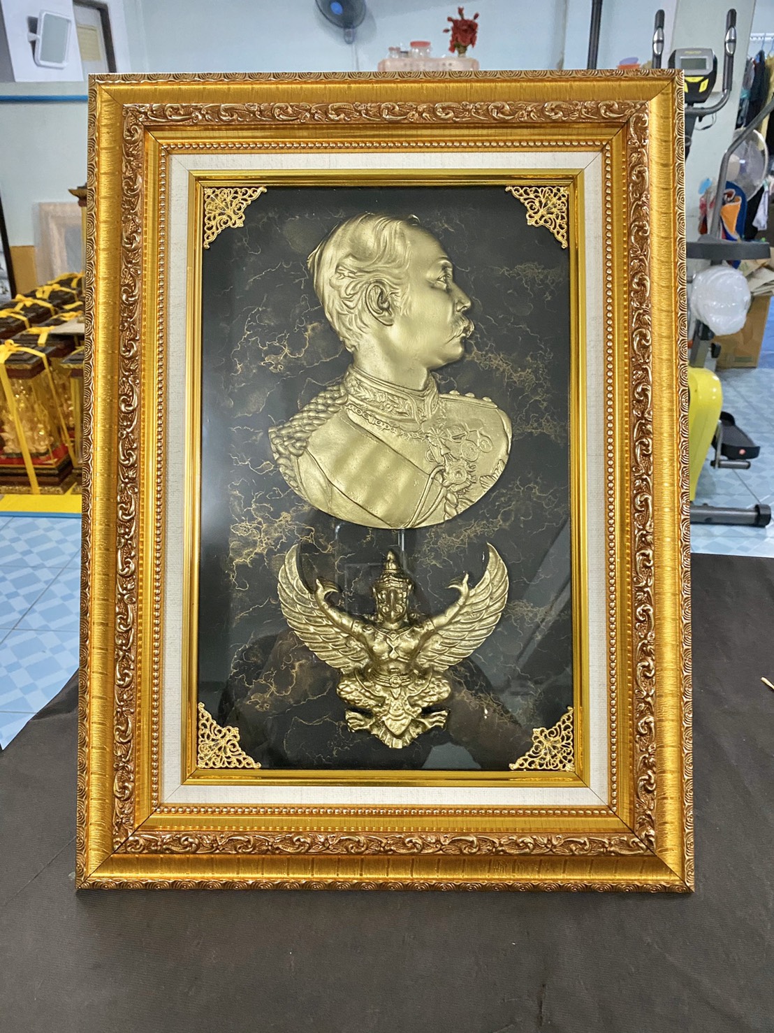 ภาพนูนต่ำ พระพักตร์ ร.5 หันข้าง ทรงเครื่อง และพยาครุฑ ขนาดเล็ก พร้อมกรอบสีโอ๊ค ทรงคุณค่า ของขวัญ ของขวัญปีใหม่ ของขวัญมงคล ของที่ระลึกมอบผู้ใหญ่ ของขวัญเปิดร้าน ของขวัญขึ้นบ้านใหม่ โอกาสสำคัญต่าง ๆ เสริมสิริมงคล บารมี สำเนา