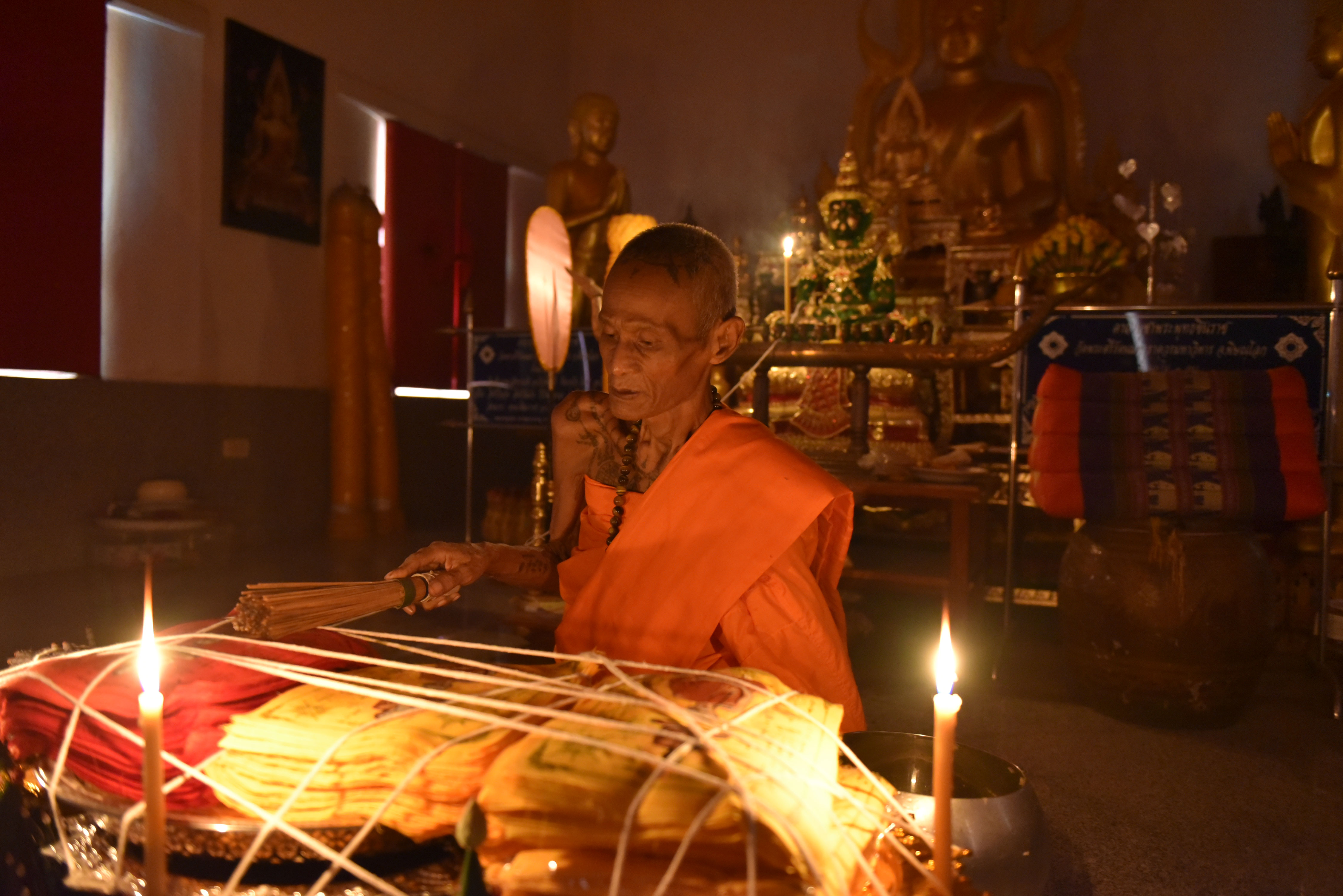 ผ้ายันต์มหาลาภ รุ่นแรก สีเหลือง หลวงพ่อเหลย เตชะปัญโญ