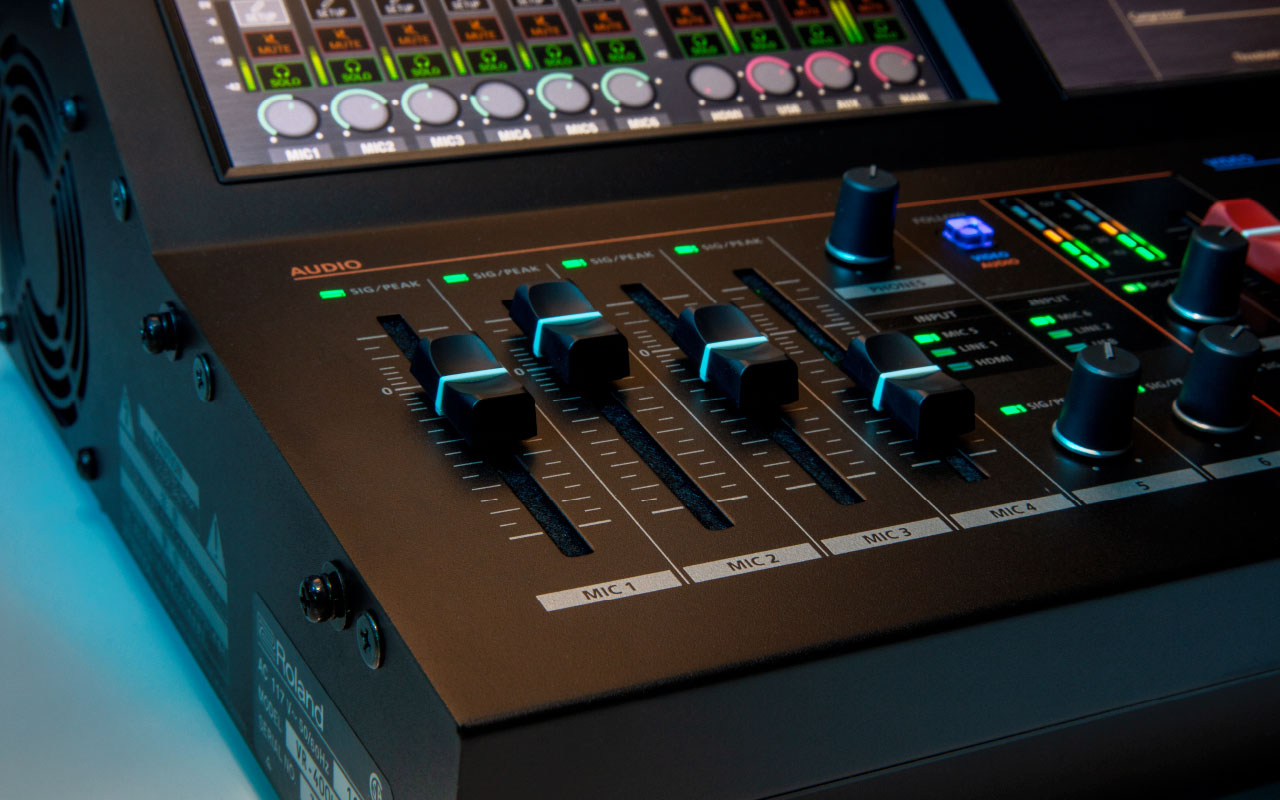 Switcher Roland รุ่น VR-400UHD 4K Streaming AV Mixer