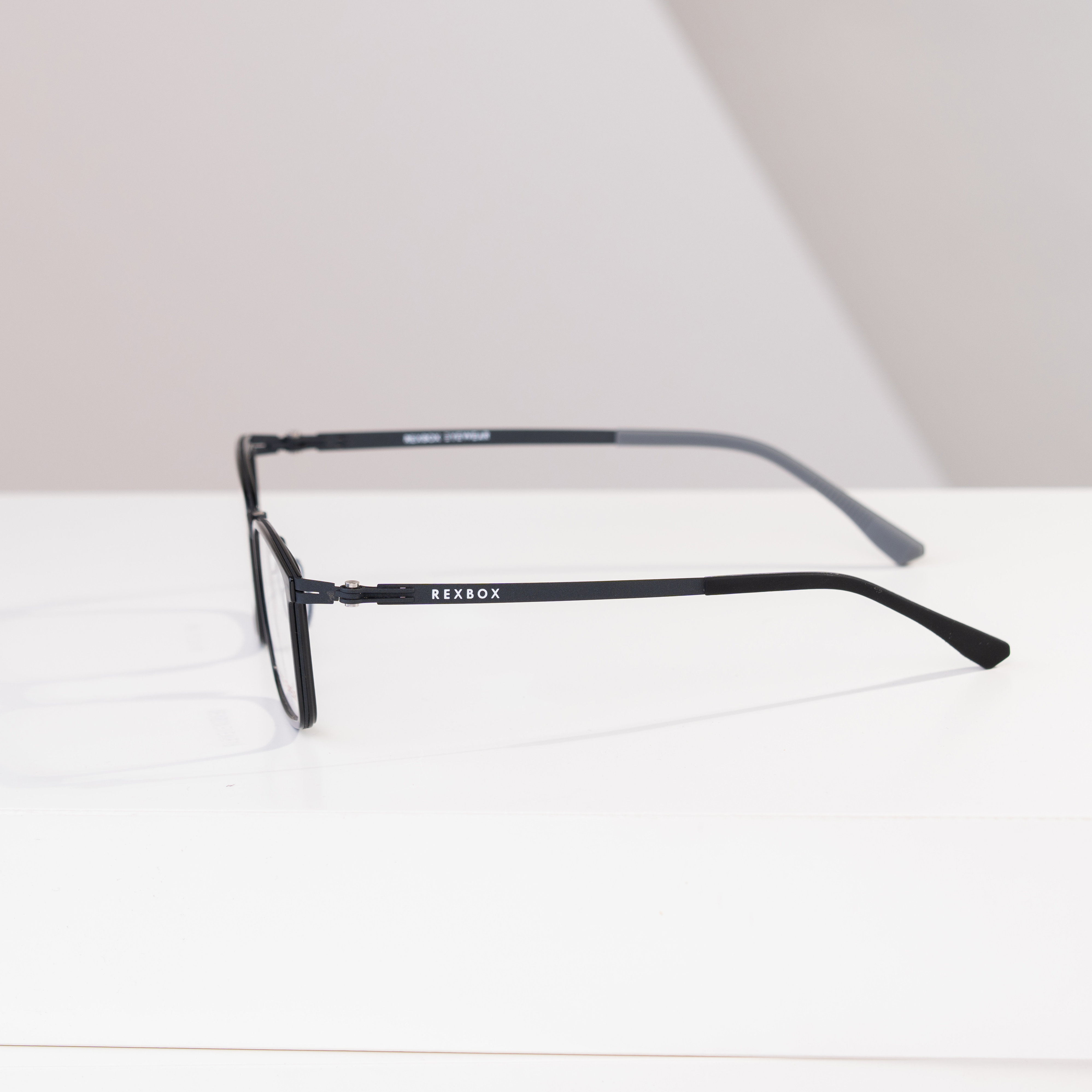 กรอบแว่น REXBOX EYEWEAR รุ่น Forge T1 สี Black วัสดุ Aluminum Alloy มาพร้อมกับคลิปออน Polarized 3 อัน เทาดำ, ฟ้าใล่เฉด, เหลือง