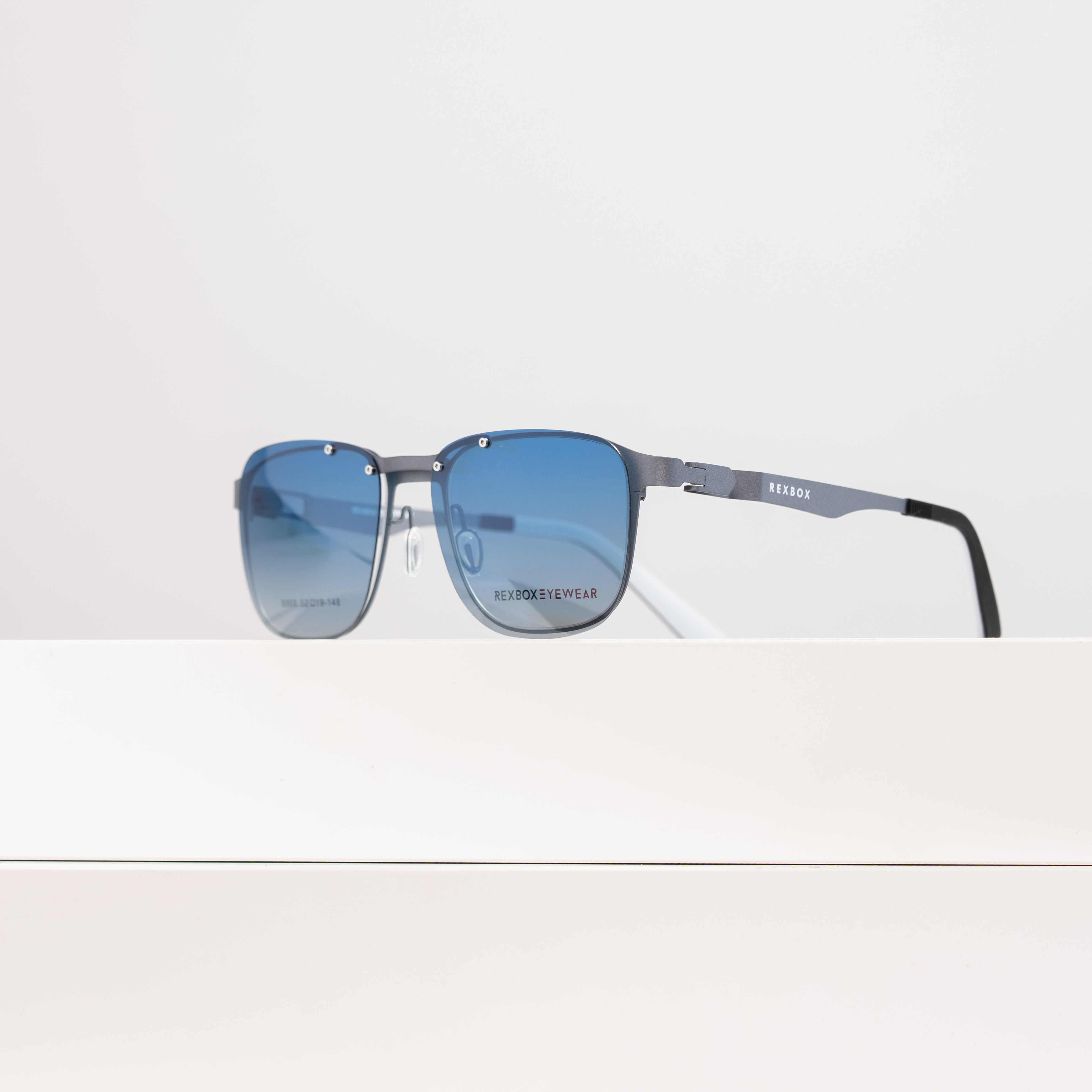 กรอบแว่น REXBOX EYEWEAR รุ่น Forge T2 สี Grey วัสดุ Aluminum Alloy มาพร้อมกับคลิปออน Polarized 3 อัน เทาดำ, ฟ้าใล่เฉด, เหลือง