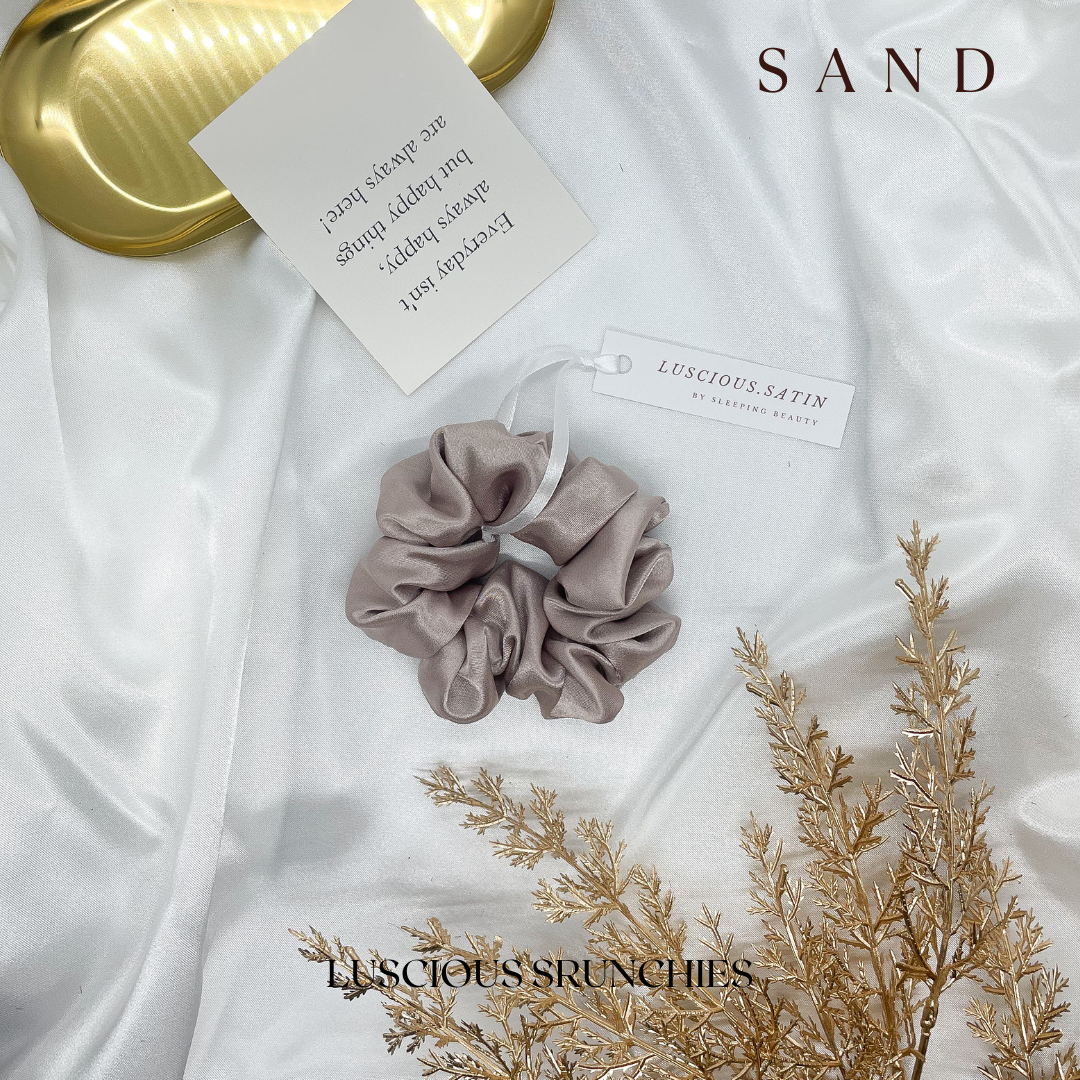 ยางมัดผม สี SAND ทำจาก Luscious Satin ยางรัดผม เนื้อนุ่มละเอียดเกรดพรีเมี่ยม ไม่ดึงผมจนปวดหัว ถนอมเส้นผม ช่วยให้ผมไม่ขาด