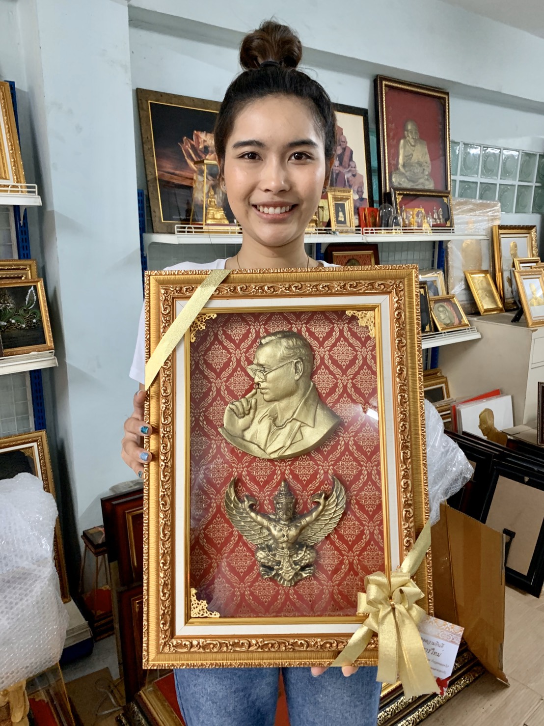 ภาพนูนต่ำ พระพักตร์ พระภัทรมหาราช (ในหลวง รัชกาลที่ ๙) พระเสโทหยด และพยาครุฑ พร้อมกรอบ (กว้าง 13 นิ้ว. * สูง 17 นิ้ว.) งดงาม ทรงคุณค่า ของขวัญ ของขวัญมงคล ของที่ระลึกมอบผู้ใหญ่ ของขวัญเปิดร้าน ของขวัญขึ้นบ้านใหม่ โอกาสสำคัญต่าง ๆ เสริมสิริมงคล บารมี