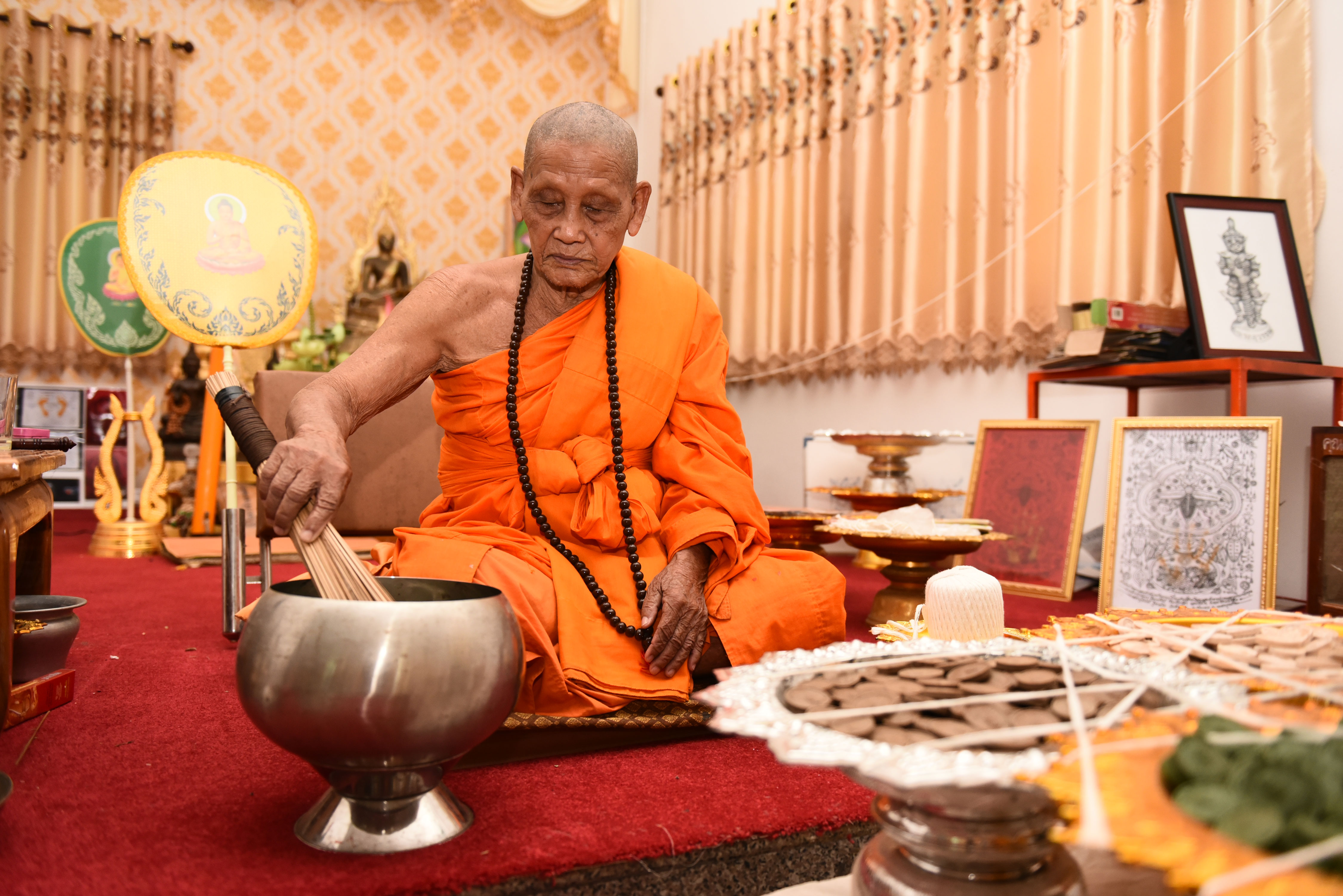 พระผงปลดหนี้ หลังยันต์พระอรหันแปดทิศ เนื้อกสิน หลวงปู่จันทร์ วัดซับน้อย