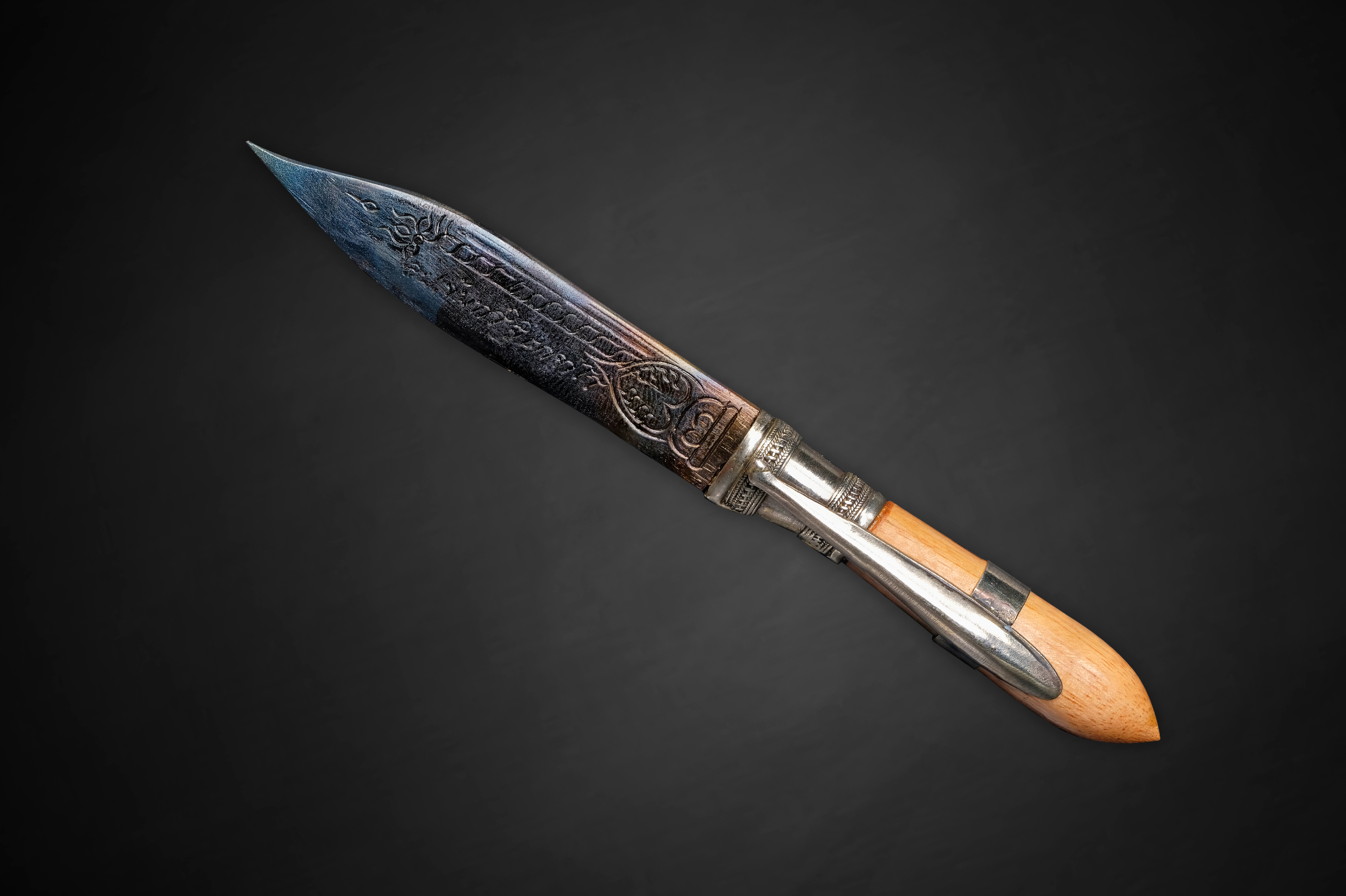 มีดหมอสายฟ้ามหาปราบไตรจักร รุ่น ๒ ตำหรับ หลวงปู่จันทร์ วัดซับน้อย เปิดศักราชใหม่ ๒๕๖๓ ขนาด 3 นิ้ว