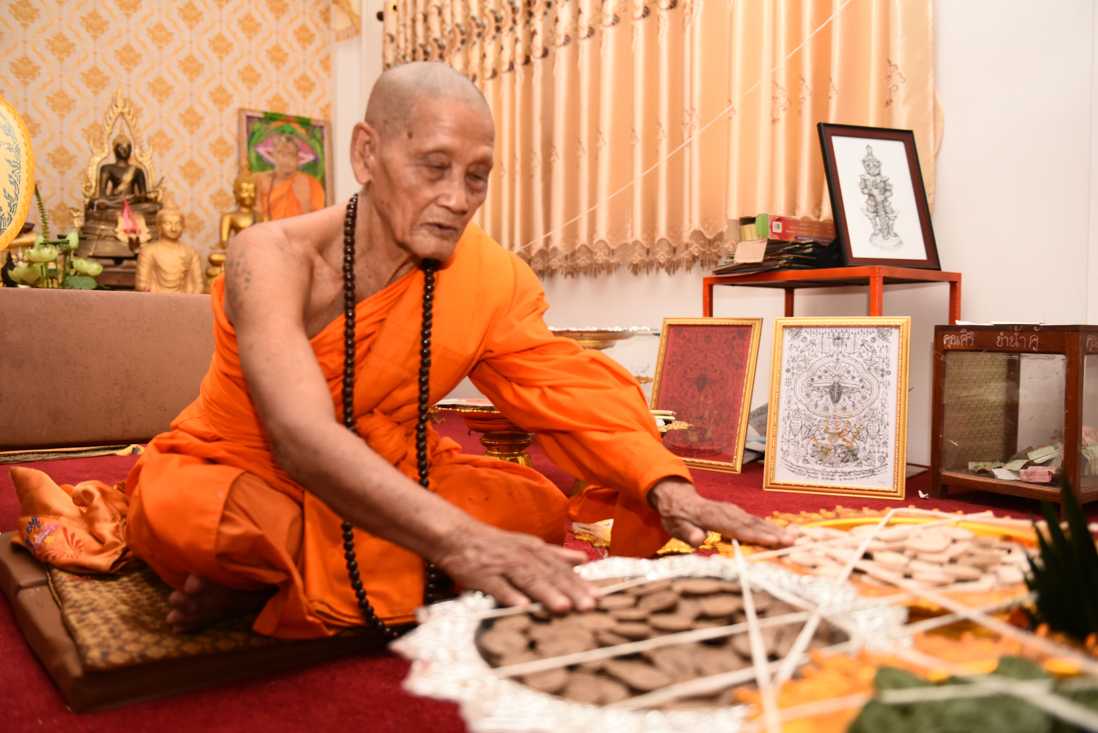 พระผงปลดหนี้ หลังยันต์พระอรหันแปดทิศ เนื้อชานหมาก หลวงปู่จันทร์ วัดซับน้อย