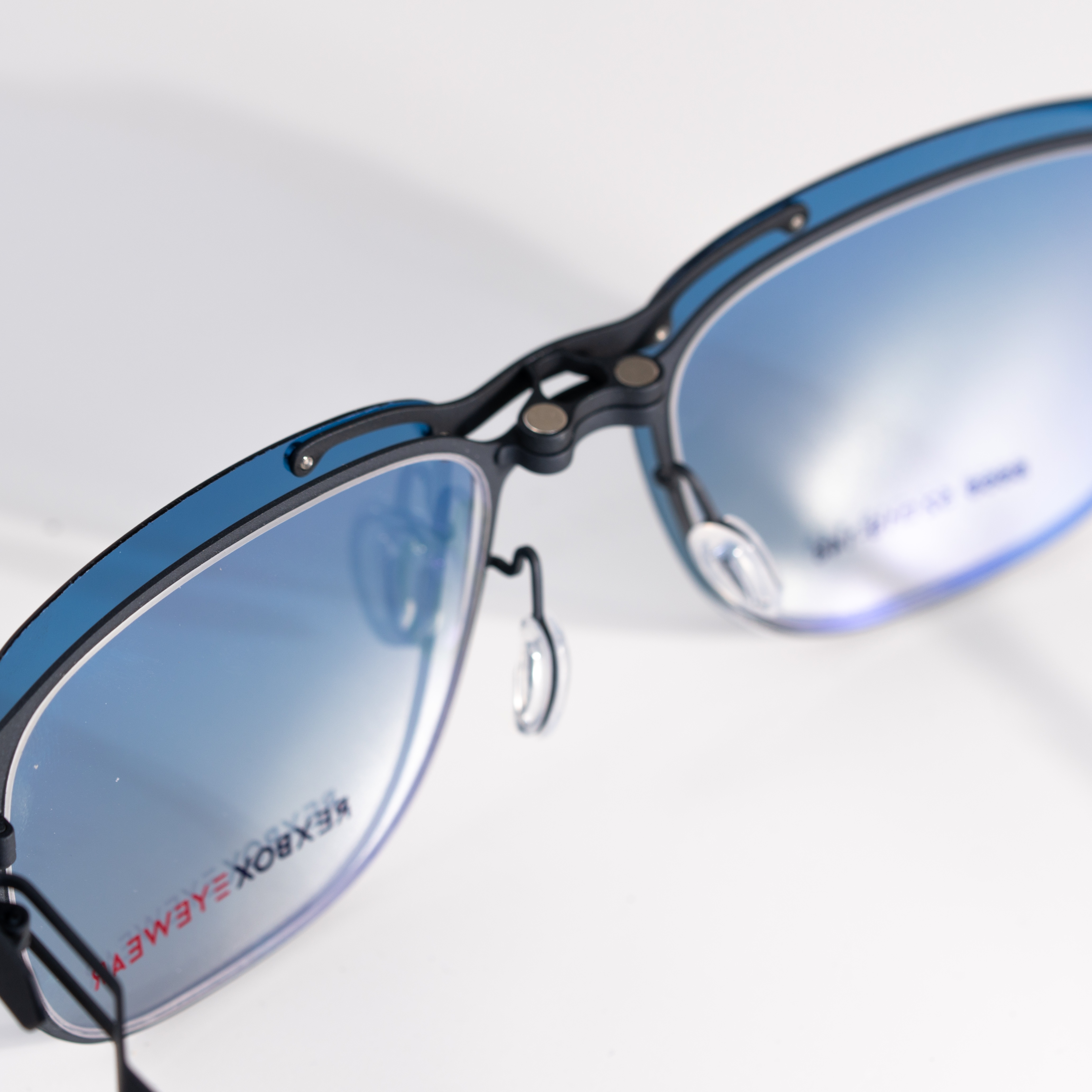 กรอบแว่น REXBOX EYEWEAR รุ่น Forge T2 สี Black วัสดุ Aluminum Alloy มาพร้อมกับคลิปออน Polarized 3 อัน เทาดำ, ฟ้าใล่เฉด, เหลือง