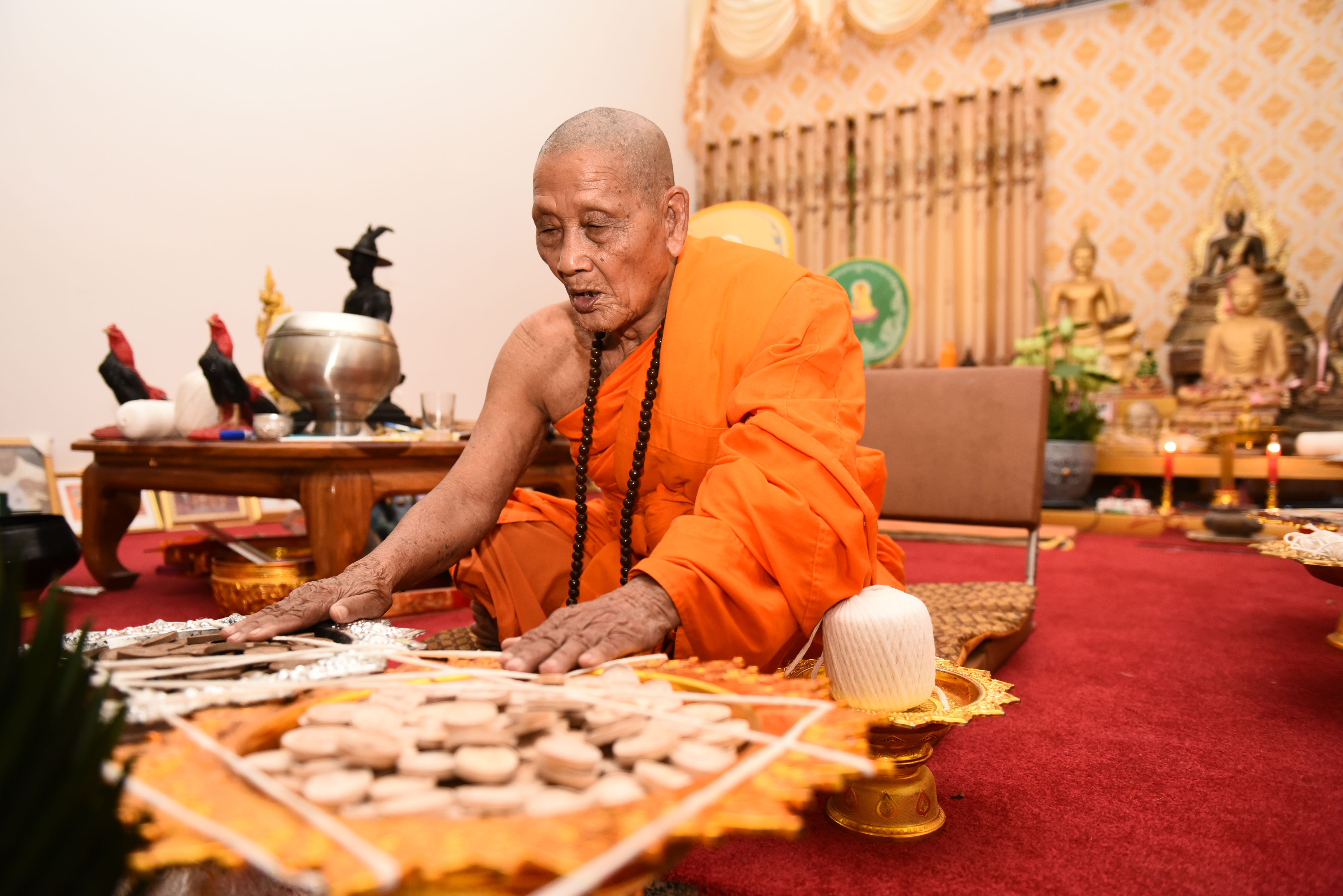 พระผงปลดหนี้ หลังยันต์พระอรหันแปดทิศ เนื้อกสิน หลวงปู่จันทร์ วัดซับน้อย