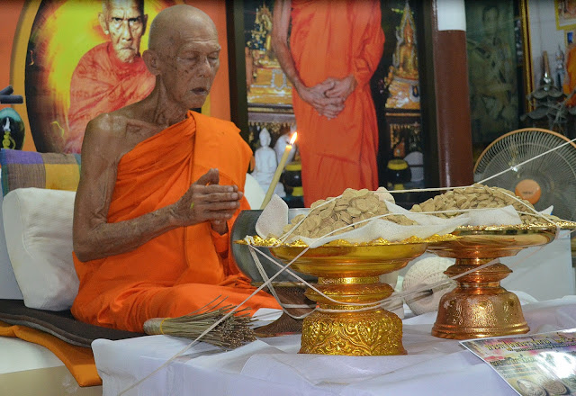 พระผงจันทร์พารวย เนื้อผงว่านดอกทอง หลวงปู่ลอง วัดวิเวกวายุพัด