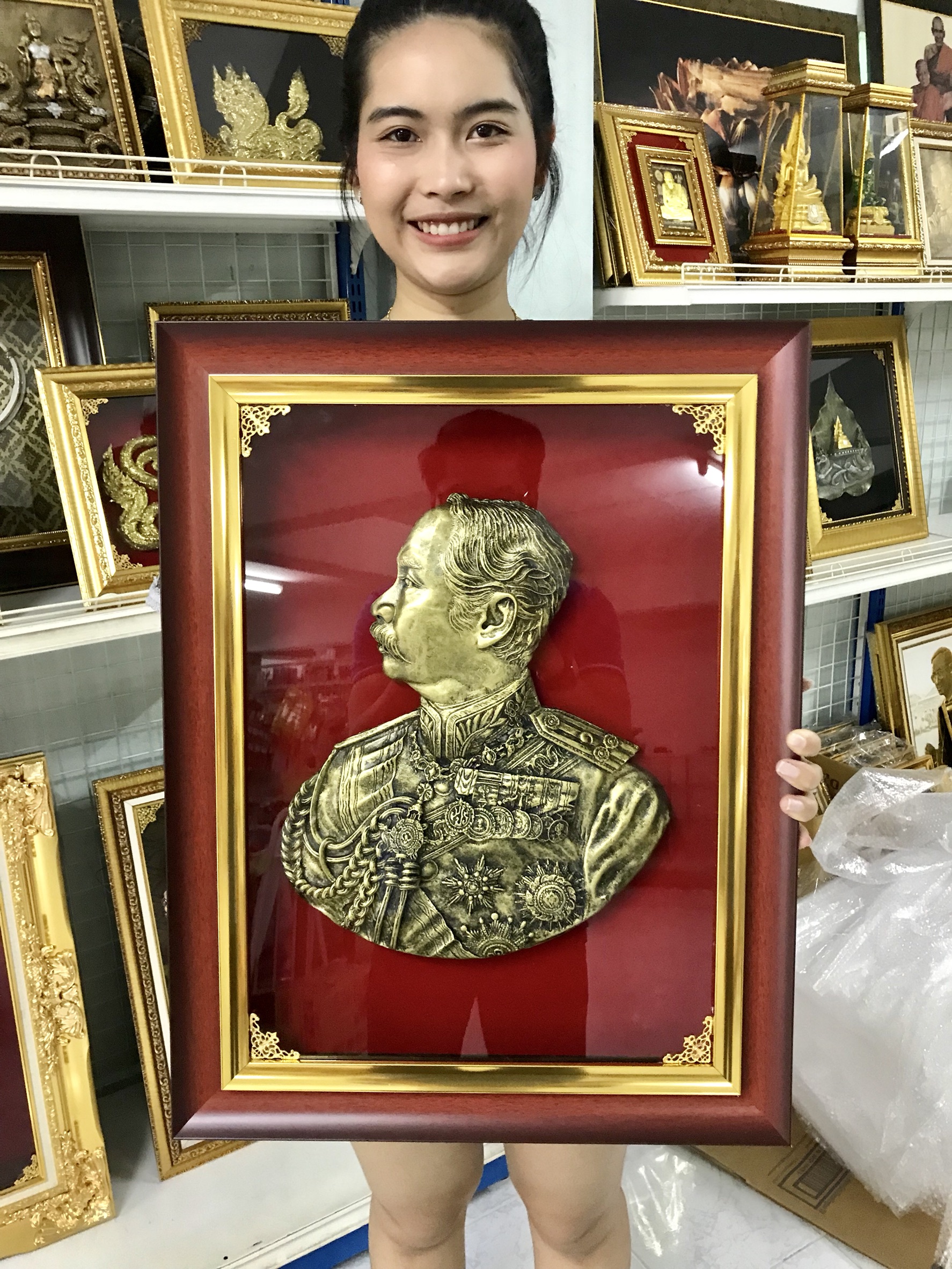 ภาพนูนต่ำ พระพักตร์ ร.5 หันข้าง ทรงเครื่อง พร้อมกรอบสีโอ๊ค ทรงคุณค่า ของขวัญ ของขวัญปีใหม่ ของขวัญมงคล ของที่ระลึกมอบผู้ใหญ่ ของขวัญเปิดร้าน ของขวัญขึ้นบ้านใหม่ โอกาสสำคัญต่าง ๆ เสริมสิริมงคล บารมี