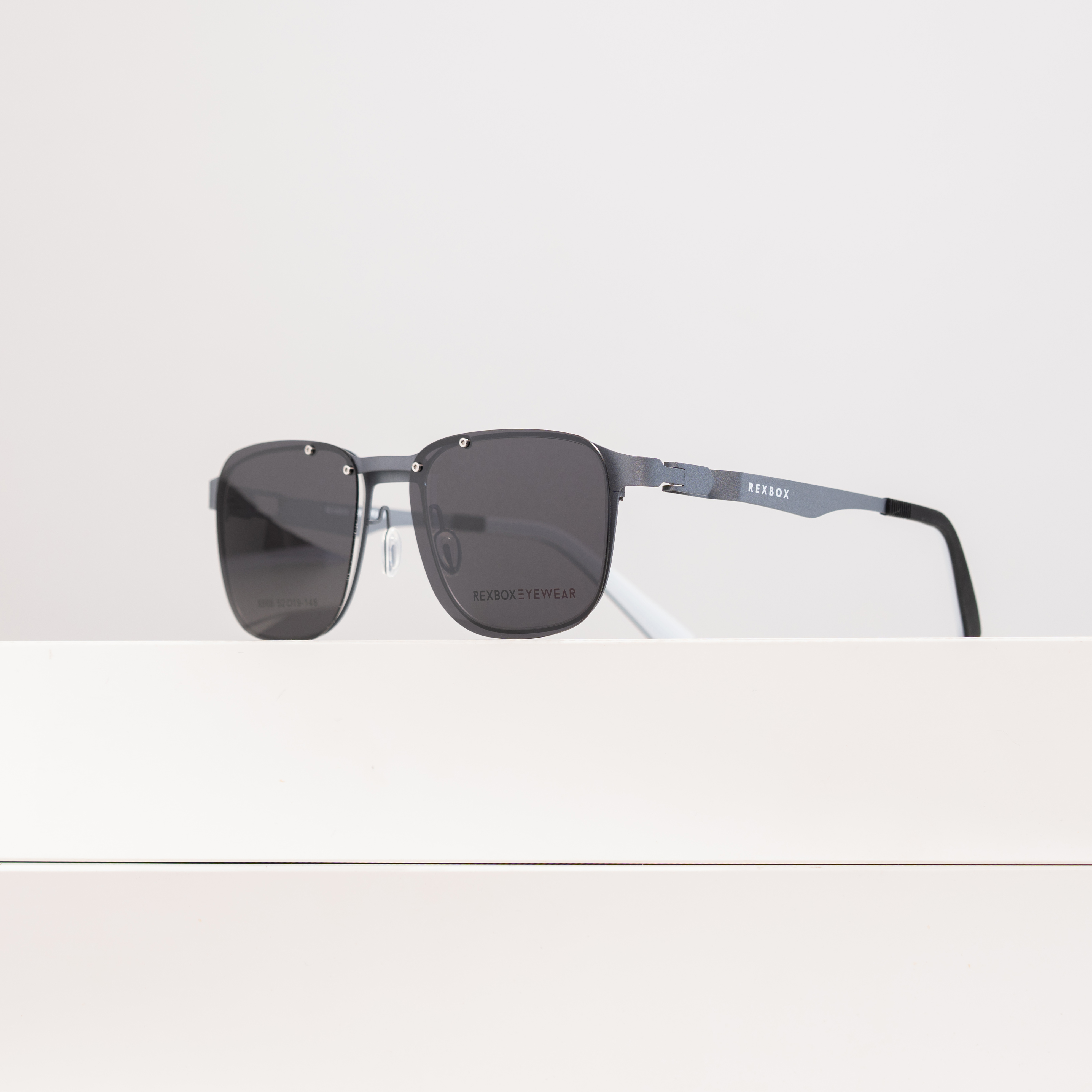 กรอบแว่น REXBOX EYEWEAR รุ่น Forge T2 สี Grey วัสดุ Aluminum Alloy มาพร้อมกับคลิปออน Polarized 3 อัน เทาดำ, ฟ้าใล่เฉด, เหลือง