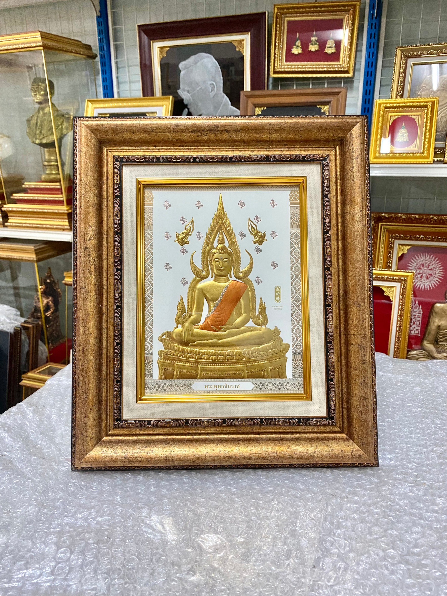 ภาพอัดแผ่นทอง งานนูนต่ำ พระพุทธชินราช พื้นขาวพร้อมกรอบ ขนาด 11.5x13.5 นิ้ว งดงาม ทรงคุณค่า ของขวัญ ของขวัญมงคล ของที่ระลึกมอบผู้ใหญ่ ของขวัญเปิดร้าน ของแต่งบ้านมงคล ของขวัญขึ้นบ้านใหม่ โอกาสสำคัญต่างๆ