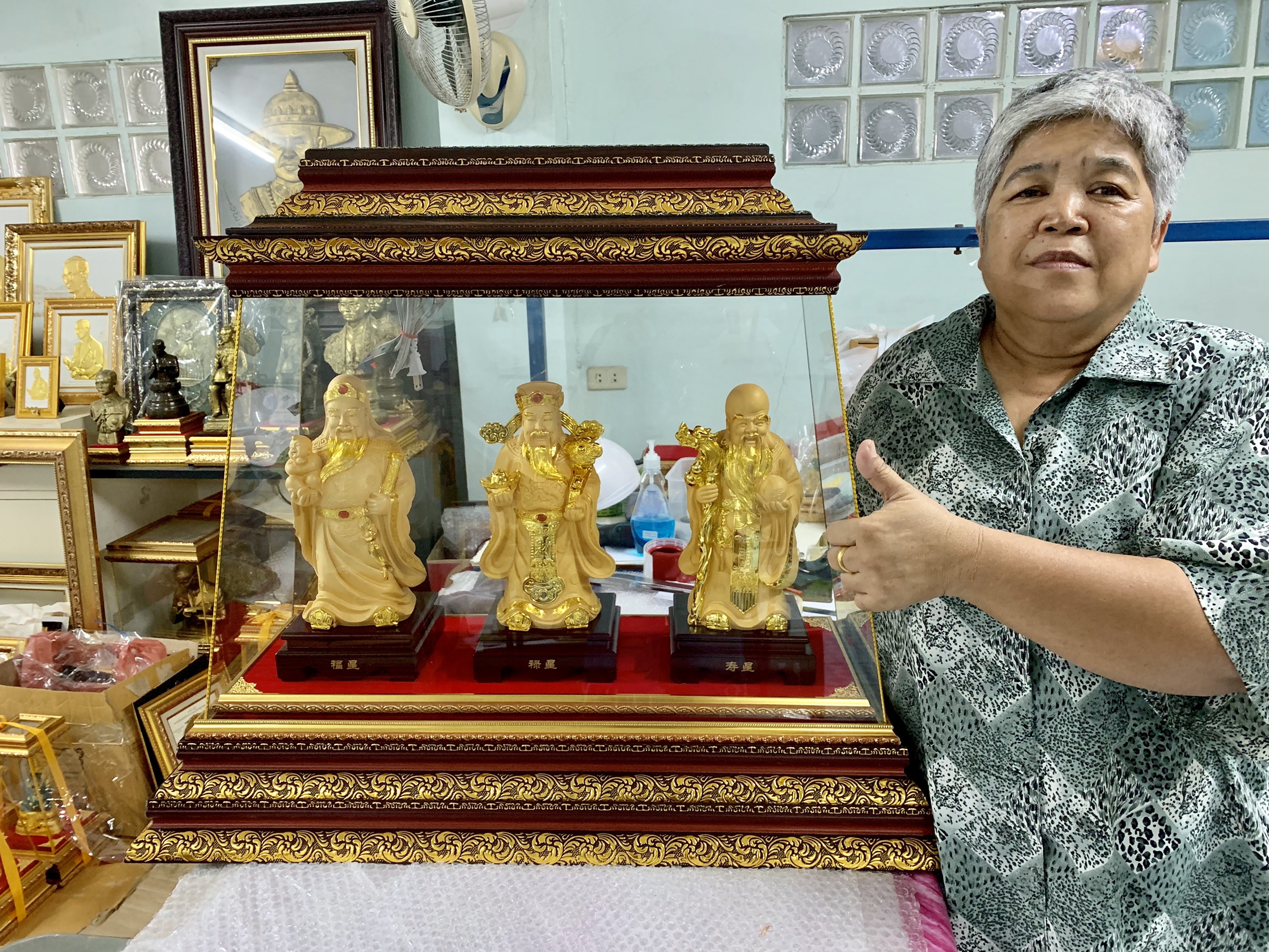 "ชุดตู้มงคล ฮก ลก ซิ่ว เเละของที่ระลึกมงคล เฮง เฮง เฮง" ของขวัญเปิดร้าน ขึ้นบ้านใหม่ ขนาดรวมตู้ เล็ก (โดยประมาณ) กว้าง 16 นิ้ว. ยาว 32 นิ้ว.* สูง 28 นิ้ว. องค์สูง 13 นิ้ว ส่งฟรี กรุงเทพเเละ ปริมณฑล สำเนา