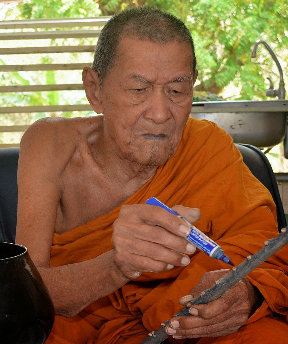 เหรียญเสมา รุ่นแรก เนื้อตะกั่วหน้ากากทองระฆัง สมปรารถนารวยทันใจ หลวงปู่พวง วัดน้ำพุสามัคคี เพชรบูรณ์