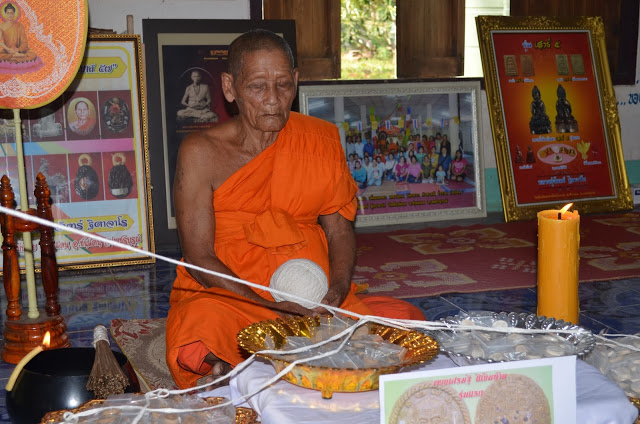 พระผงยันต์ดวงเศรษฐี หลวงปู่จันทร์ วัดซับน้อยสามัคคีธรรม เนื้อแช่น้ำมนต์