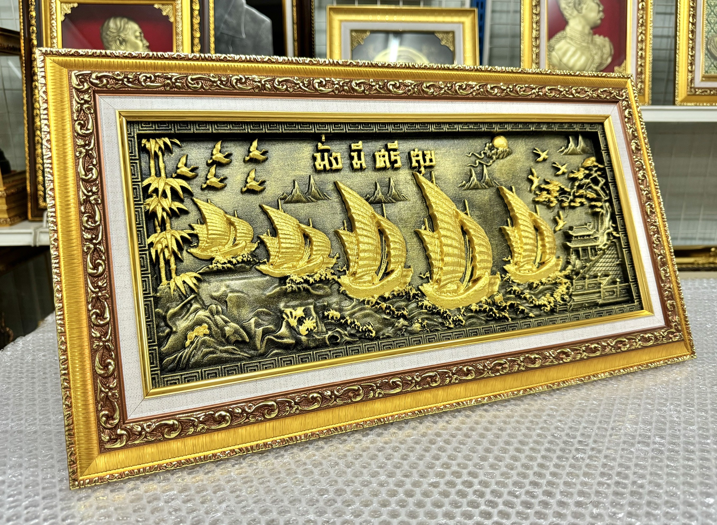 "เรือสำเภามงคล" เรือแห่งการค้าขาย การเจรจาธุรกิจ เรื่องโชคลาภ กรอบขนาด 11.5*21 นิ้ว รูปหล่อเรซิ่น ลงสีน้้ำทอง เน้นตัวเรือ ของขวัญเปิดร้าน ของขวัญมงคล ของขวัญปีใหม่ ของที่ระลึกมอบผู้ใหญ่ ของขวัญเปิดร้าน ของเเต่งบ้านมงคล ของขวัญขึ้นบ้านใหม่ โอกาสส
