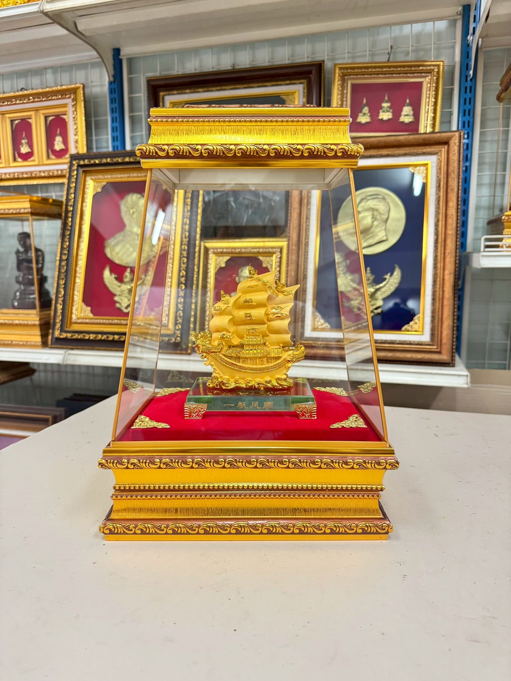 ✨ชุดตู้ เรือ พร้อมตู้กระจก✨ พร้อมตู้มงคล ทรงสโลป ของขวัญ ของขวัญปีใหม่ ของขวัญมงคล ของที่ระลึกมอบผู้ใหญ่ ของขวัญเปิดร้าน ของขวัญขึ้นบ้านใหม่ โอกาสสำคัญต่าง ๆ เสริมสิริมงคล บารมี สำเนา