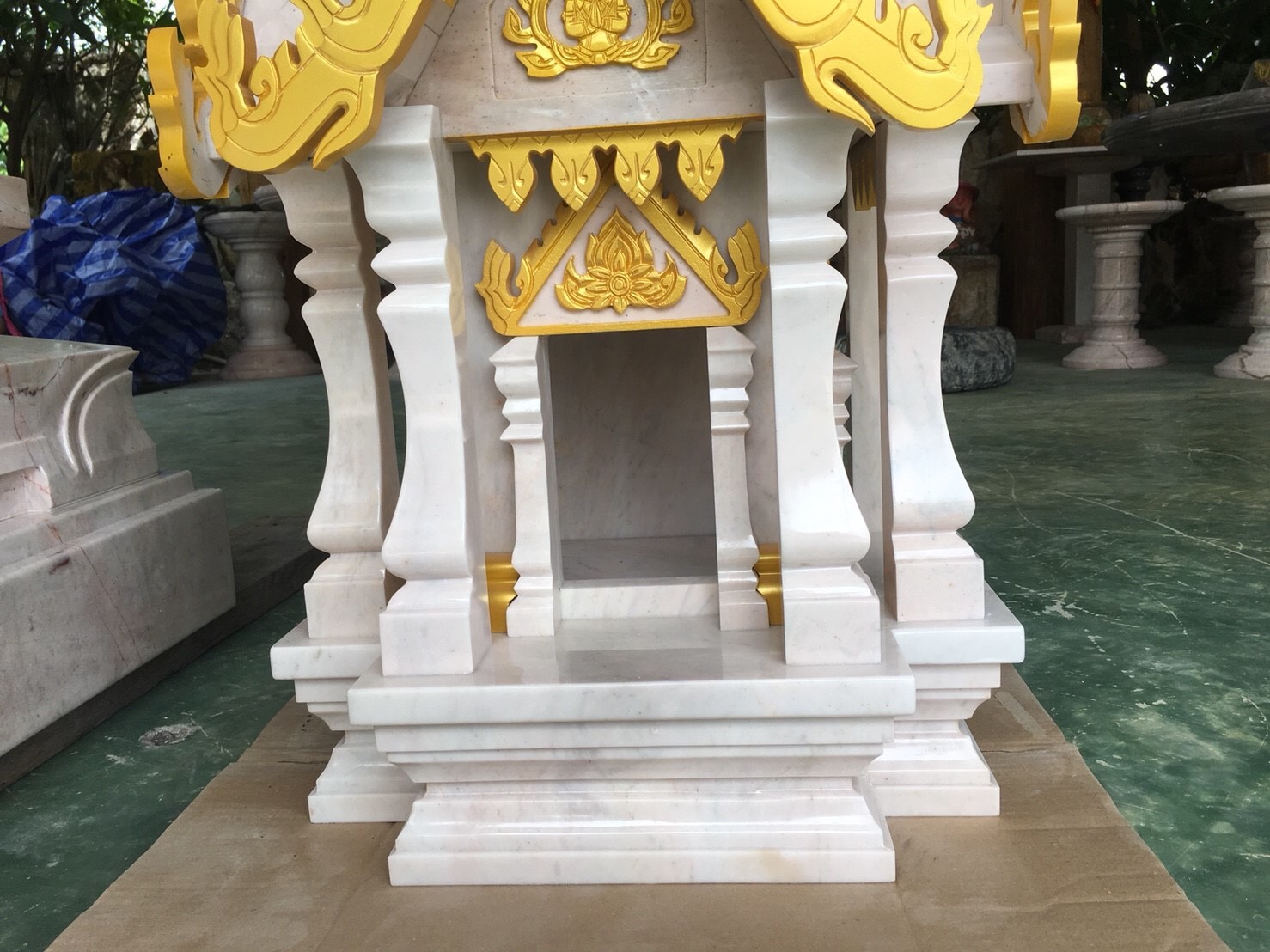 ศาลพระภูมิทรงปราสาทหินอ่อน