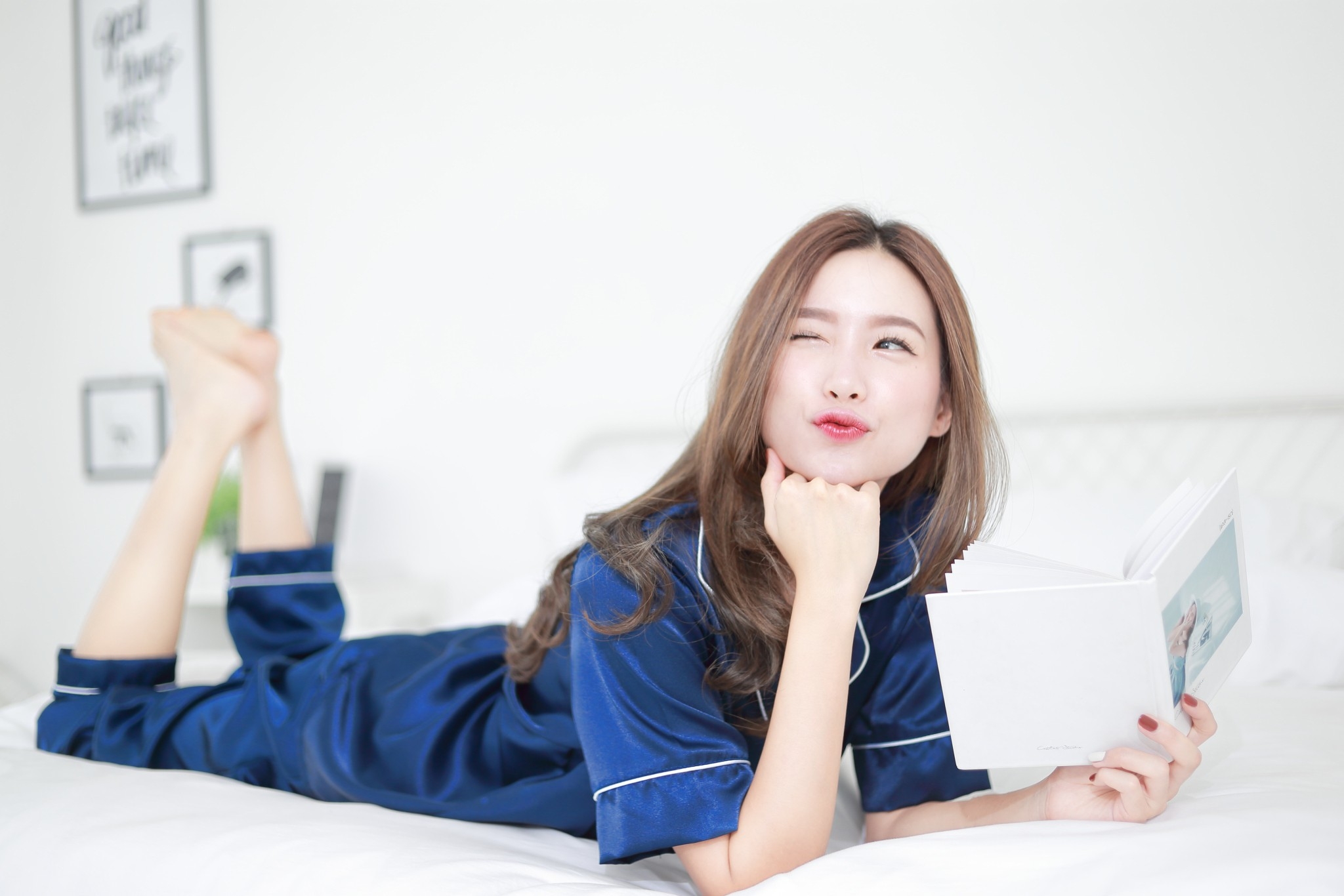 ชุดนอนผ้าซาตินเกรดพรีเมี่ยม สีน้ำเงิน ชุดนอนแขนสั้นขายาว เนื้อนิ่ม ส่งไว ตัดเย็บดีมาก ชุดนอนผู้หญิง ชุดนอนน่ารัก ชุดนอนกางเกง แบรนด์ Sleeping Beauty ของแท้