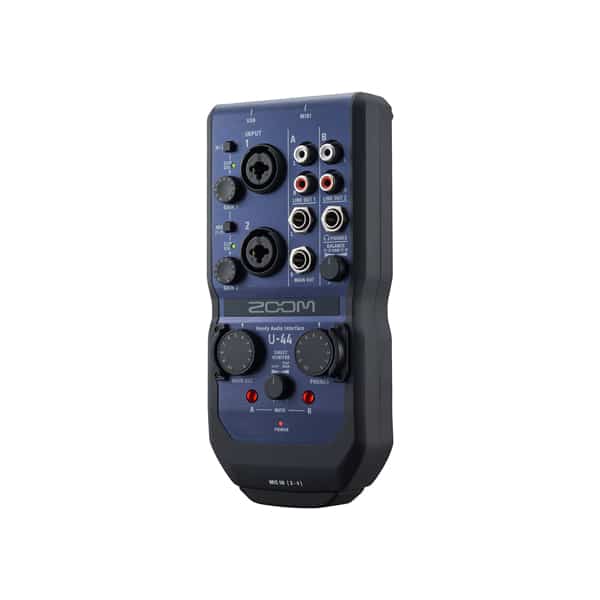 ZOOM U-44 Handy Audio Interface รองรับ Hi-Z 4-in/4-out ใช้งานได้ประมาณ 4 ชั่วโมง ด้วยแบตเตอรี่ 2 ก้อน