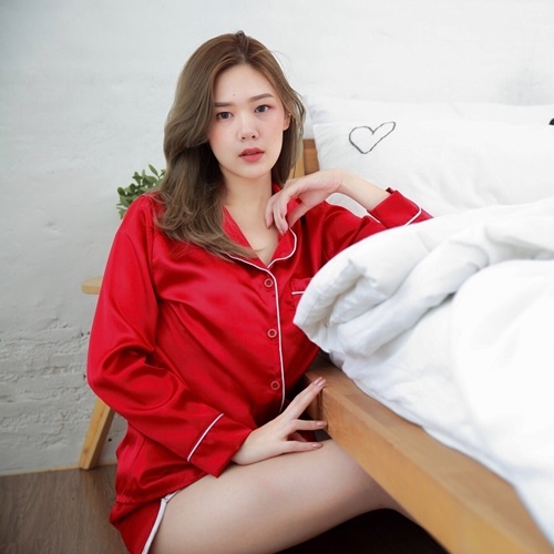 ชุดนอนผ้าซาตินเกรดพรีเมี่ยม สีแดง เนื้อนิ่ม ส่งไว ตัดเย็บดีมาก แขนยาว ขาสั้น ชุดนอนผู้หญิง ชุดนอนน่ารัก ชุดนอนกางเกง แบรนด์ Sleeping Beauty ของแท้