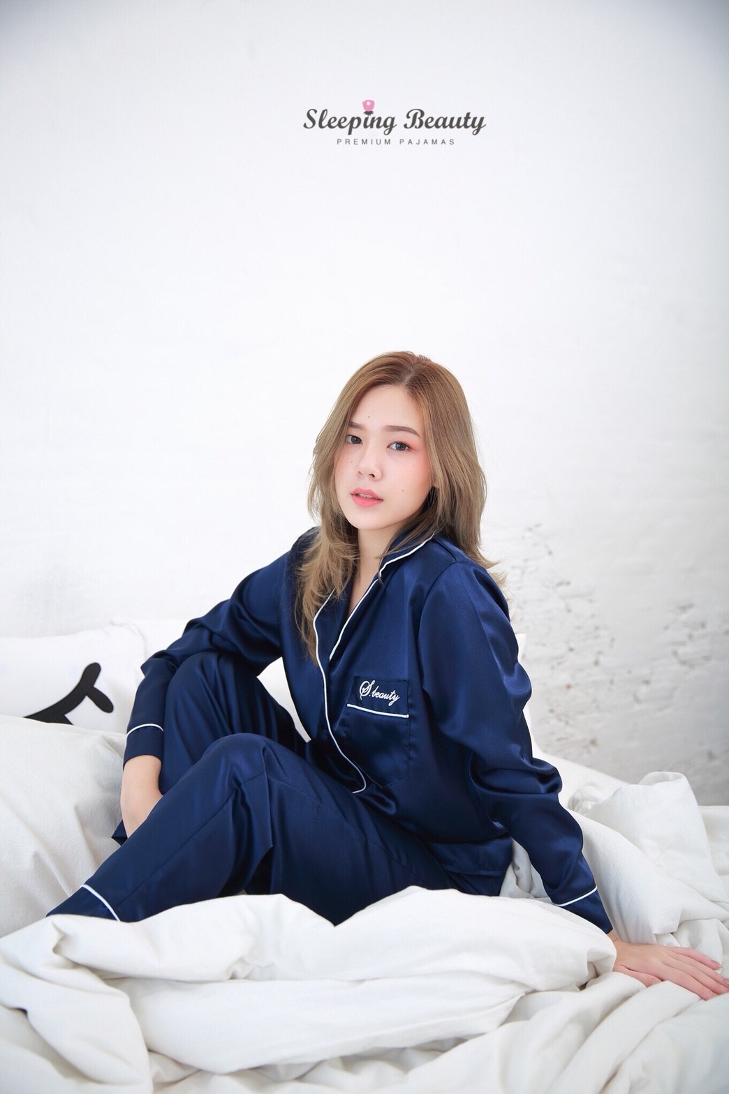 ชุดนอนผ้าซาตินเกรดพรีเมี่ยม สีน้ำเงิน แขนยาว ขายาว เนื้อนิ่ม ส่งไว ตัดเย็บดีมาก ชุดนอนผู้หญิงชึดนอนน่ารัก ชุดนอนกางเกง แบรนด์ Sleeping Beauty ของแท้
