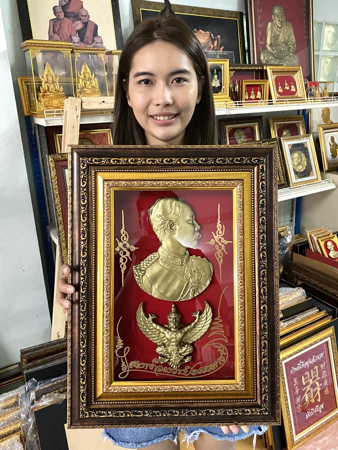 ภาพนูนต่ำ พระพักตร์ ร.5 หันข้าง ขนาด 15*20 นิ้ว ทรงเครื่อง และพยาครุฑ ประดับบนกำมะหยี่ พร้อมกรอบสีทองเสริมสีโอ๊ค ทรงคุณค่า ของขวัญ ของขวัญปีใหม่ ของขวัญมงคล ของที่ระลึกมอบผู้ใหญ่ ของขวัญเปิดร้าน ของขวัญขึ้นบ้านใหม่ โอกาสสำคัญต่าง ๆ เสริมสิริมงคล บารมี