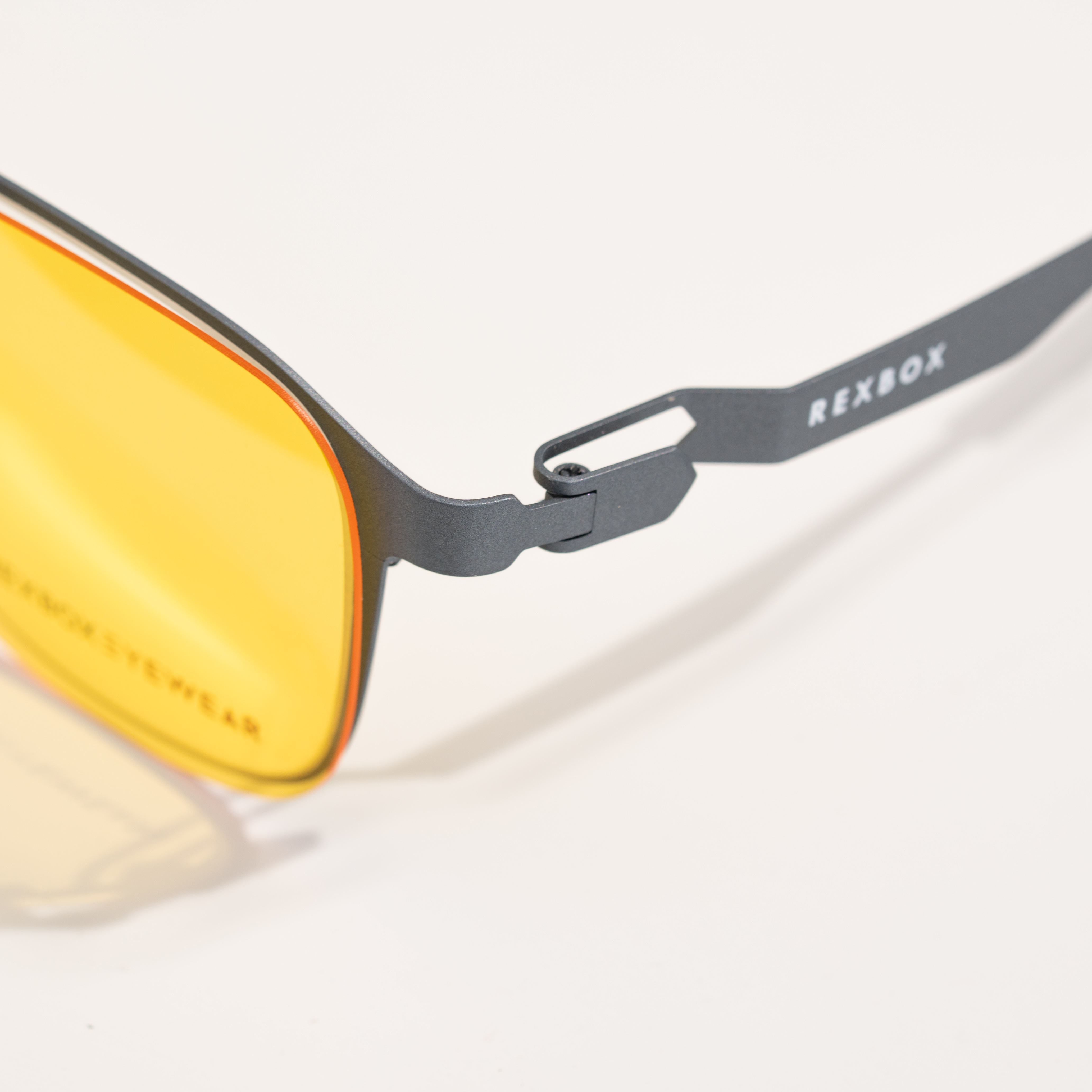 กรอบแว่น REXBOX EYEWEAR รุ่น Forge T2 สี Grey วัสดุ Aluminum Alloy มาพร้อมกับคลิปออน Polarized 3 อัน เทาดำ, ฟ้าใล่เฉด, เหลือง