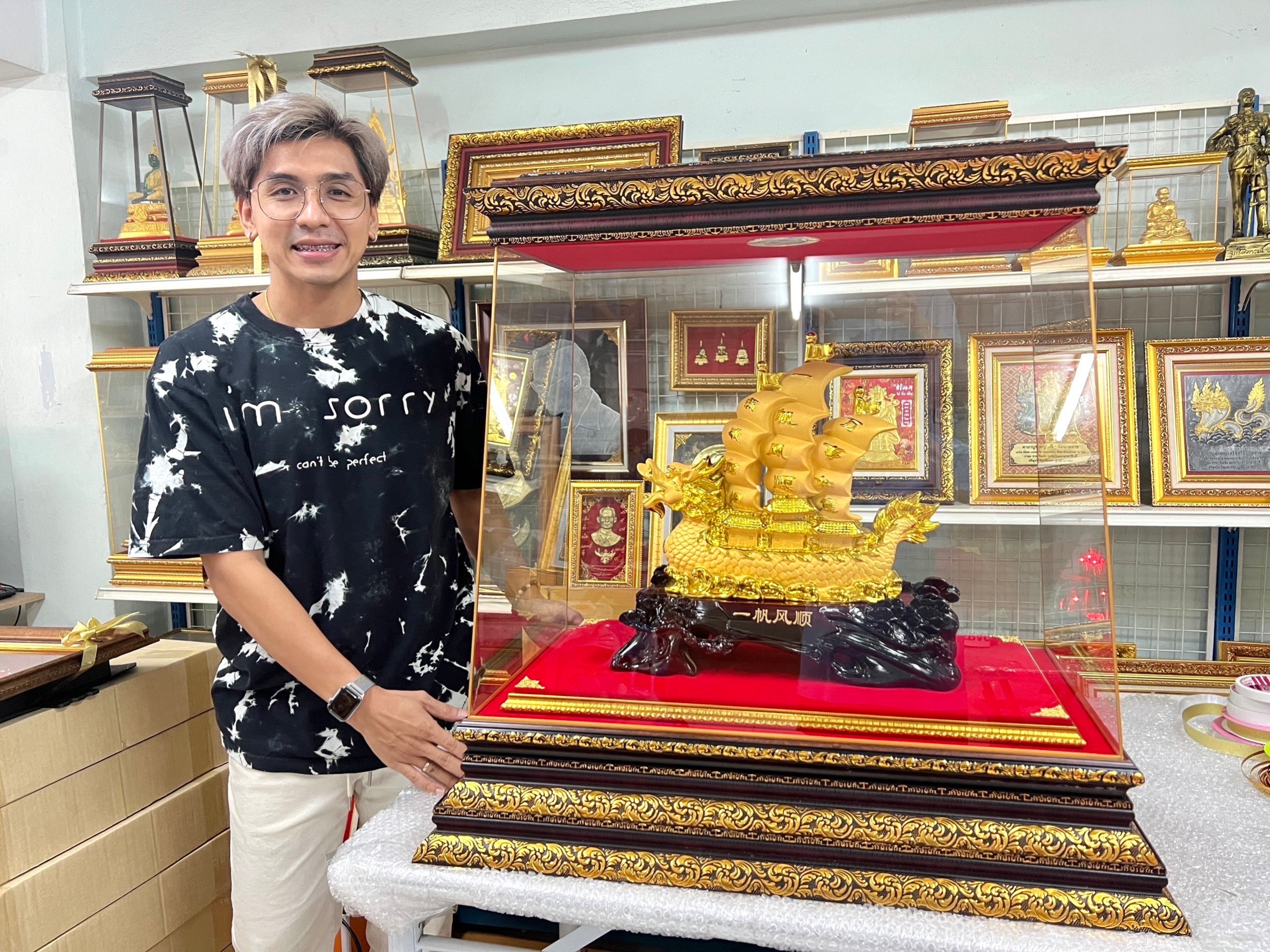 "ชุดตู้เรือมังกรมงคล ของที่ระลึกมงคล เสริมโชคลาภ รุ่งเรือง" ของขวัญเปิดร้าน ขึ้นบ้านใหม่ ขนาดรวมตู้ (โดยประมาณ) กว้าง 19 นิ้ว. ยาว 31 นิ้ว.* สูง 30 นิ้ว. เรือสูง 17 นิ้ว จัดส่งเฉพาะ กรุงเทพเเละ ปริมณฑล
