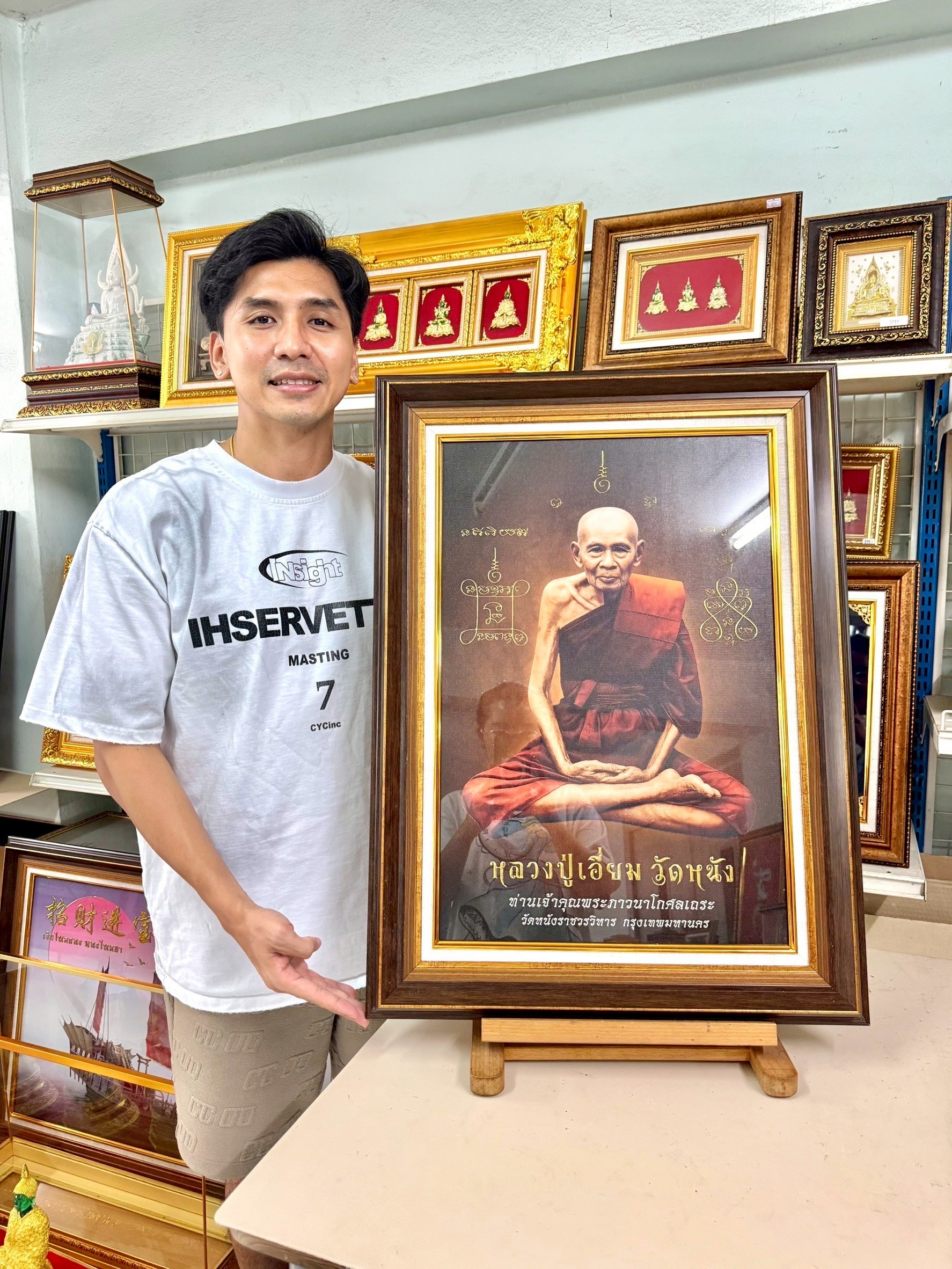 งานพิมเนื้อนูนบนผ้าแคนวาส "หลวงปู่เอี่ยม วัดหนัง" ขนาด 21*28 นิ้ว ของขวัญ ของขวัญมงคล ของขวัญปีใหม่ ของที่ระลึกมอบผู้ใหญ่ ของขวัญเปิดร้าน ของเเต่งบ้านมงคล ของขวัญขึ้นบ้านใหม่ โอกาสสำคัญต่าง ๆ เสริมสิริมงคล สำเนา สำเนา