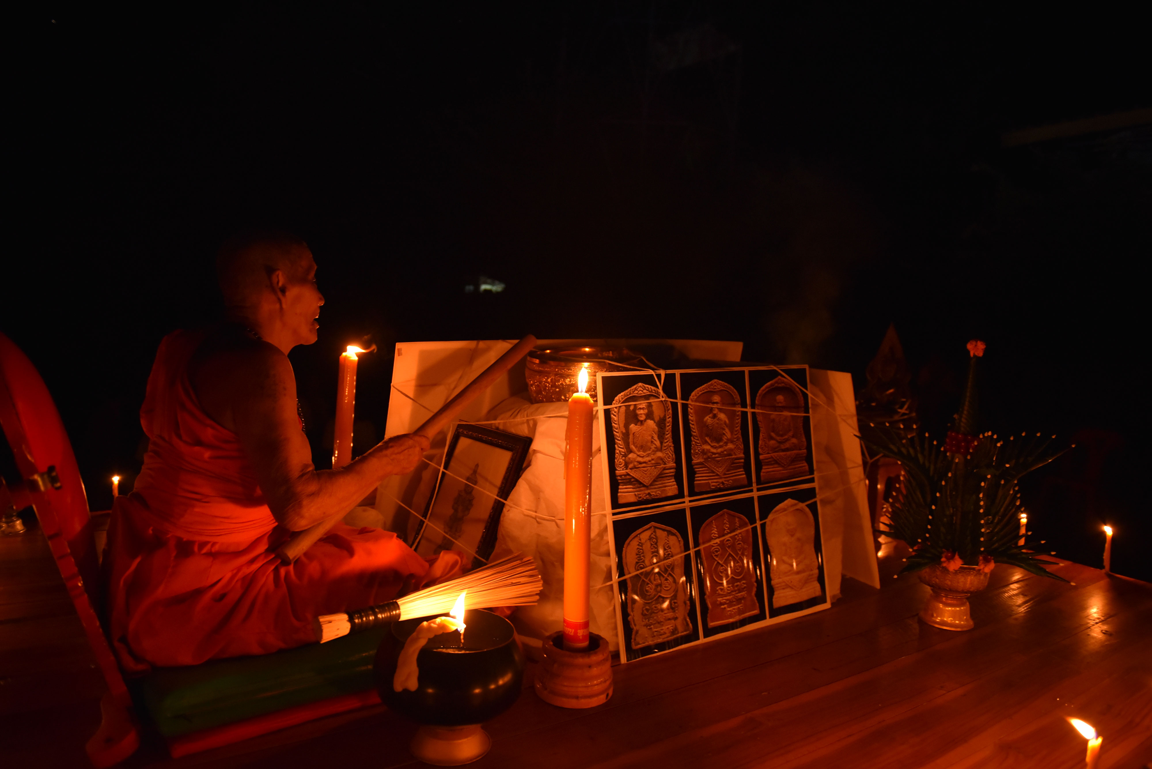 เหรียญหล่อเสมา ไตรมาสเงินล้าน เนื้อนวะเทดินไทย หลวงปู่จันทร์ วัดซับน้อย