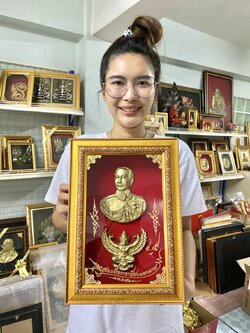ภาพนูนต่ำ พระพักตร์ ร.5 หน้าเฉียง ขนาด 9*13 นิ้ว ทรงเครื่อง และพยาครุฑ ประดับบนกำมะหยี่แดง พร้อมกรอบสีทองทรงคุณค่า ของขวัญ ของขวัญปีใหม่ ของขวัญมงคล ของที่ระลึกมอบผู้ใหญ่ ของขวัญเปิดร้าน ของขวัญขึ้นบ้านใหม่ โอกาสสำคัญต่าง ๆ เสริมสิริมงคล บารมี