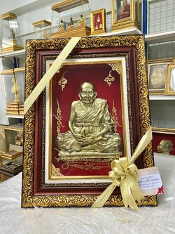 งานนูนต่ำ หลวงปู่ทวด ขนาด 15.5*20.5 นิ้ว ประดับบน กำมะหยี่แดง พร้อมกรอบลายไทยสีโอ๊คแดงทรงคุณค่า ของขวัญ ของขวัญปีใหม่ ของขวัญมงคล ของที่ระลึกมอบผู้ใหญ่ ของขวัญเปิดร้าน ของขวัญขึ้นบ้านใหม่ โอกาสสำคัญต่างๆ
