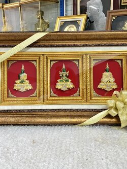 ✨ชุดพระแก้วมรกต 3 ฤดู (องค์พระใหญ่)✨ รุ่นใหม่ปี 2022 ขนาด 11.5*21 นิ้ว พร้อมกรอบฝ้ายขาวซ้อนไม้โอ๊คเรียบ ของขวัญเกษียณ ของขวัญปีใหม่ ของขวัญมงคล ของที่ระลึกมอบผู้ใหญ่ ของขวัญเปิดร้าน ของขวัญขึ้นบ้านใหม่ โอกาสสำคัญต่าง ๆ เสริมสิริมงคล บารมี สำ