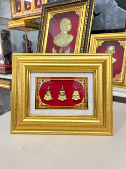 ✨ชุดพระแก้วมรกต 3 ฤดู (องค์พระจิ๋ว) ขนาด 8*9 นิ้ว พร้อมกรอบไม้เรียบสีทอง ของขวัญ ของขวัญมงคล ของขวัญปีใหม่ ของที่ระลึกมอบผู้ใหญ่ ของขวัญเปิดร้าน ของเเต่งบ้านมงคล ของขวัญขึ้นบ้านใหม่ โอกาสสำคัญต่าง ๆ เสริมสิริมงคล สำเนา สำเนา