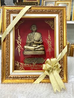 งานนูนต่ำ หลวงปู่โต ขนาด 10.5*12.5 นิ้ว ประดับบน กำมะหยี่แดง พร้อมกรอบสีทองฝ้ายขาวทรงคุณค่า ของขวัญ ของขวัญปีใหม่ ของขวัญมงคล ของที่ระลึกมอบผู้ใหญ่ ของขวัญเปิดร้าน ของขวัญขึ้นบ้านใหม่ โอกาสสำคัญต่างๆ