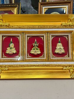 ✨ชุดพระแก้วมรกต 3 ฤดู (องค์พระใหญ่)✨ ขนาด 12.5*22.5 นิ้ว พร้อมกรอบหลุยส์ ของขวัญเกษียณ ของขวัญปีใหม่ ของขวัญมงคล ของที่ระลึกมอบผู้ใหญ่ ของขวัญเปิดร้าน ของขวัญขึ้นบ้านใหม่ โอกาสสำคัญต่าง ๆ เสริมสิริมงคล บารมี สำเนา